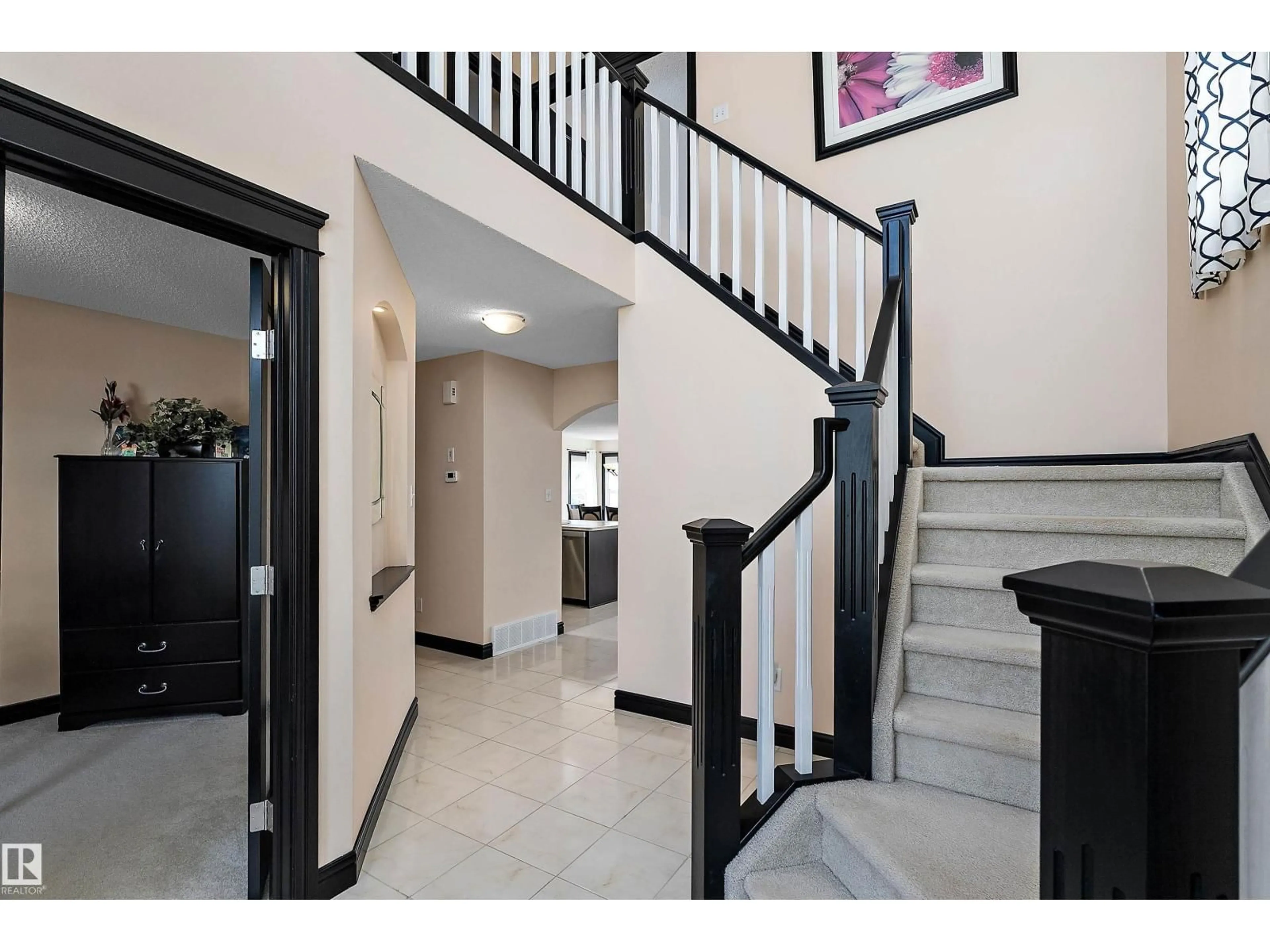 Indoor foyer for 11515 16 AV, Edmonton Alberta T6W0Z9