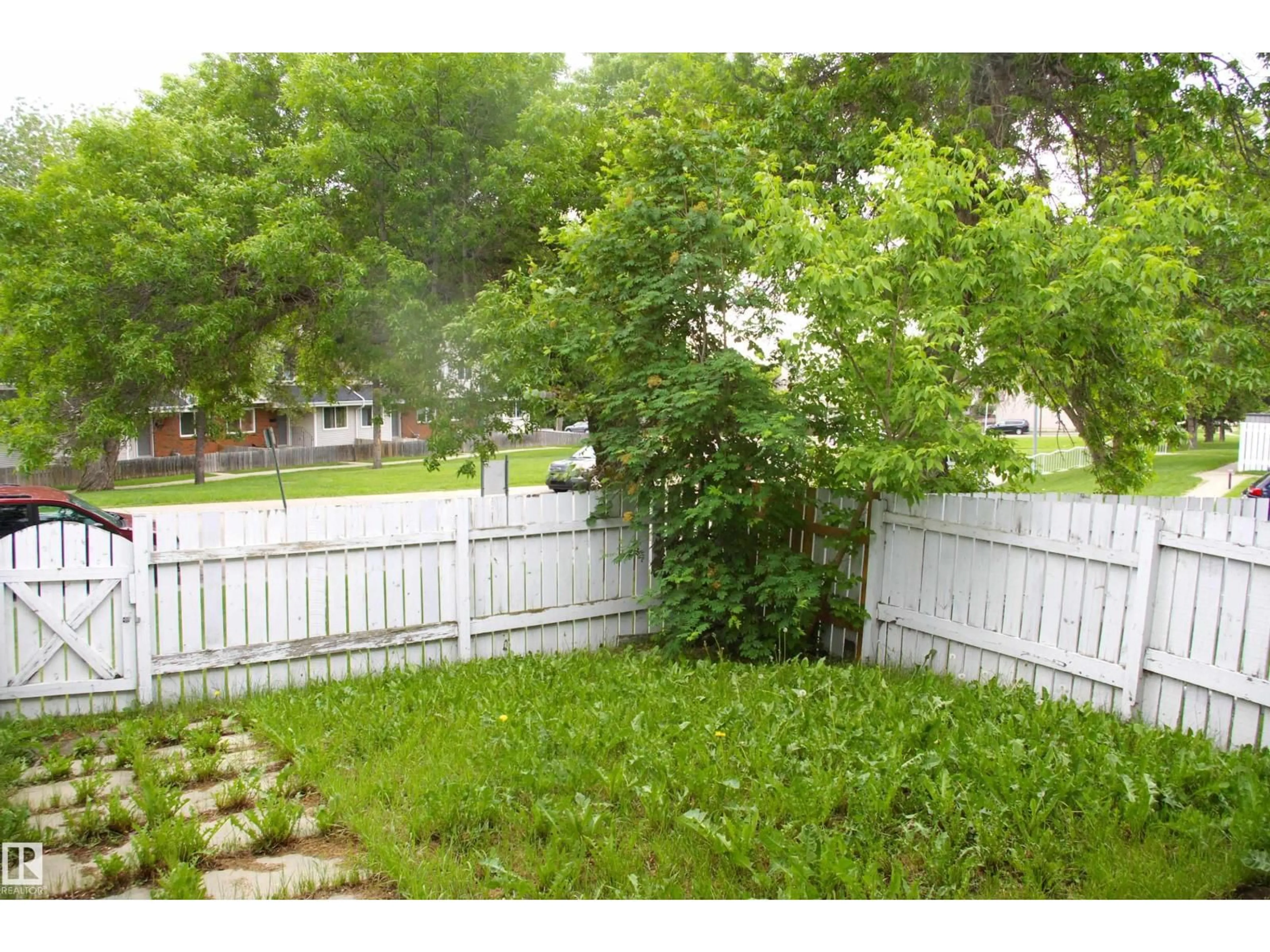 Blurry image for 83 AMBERLY CO, Edmonton Alberta T5A2H9