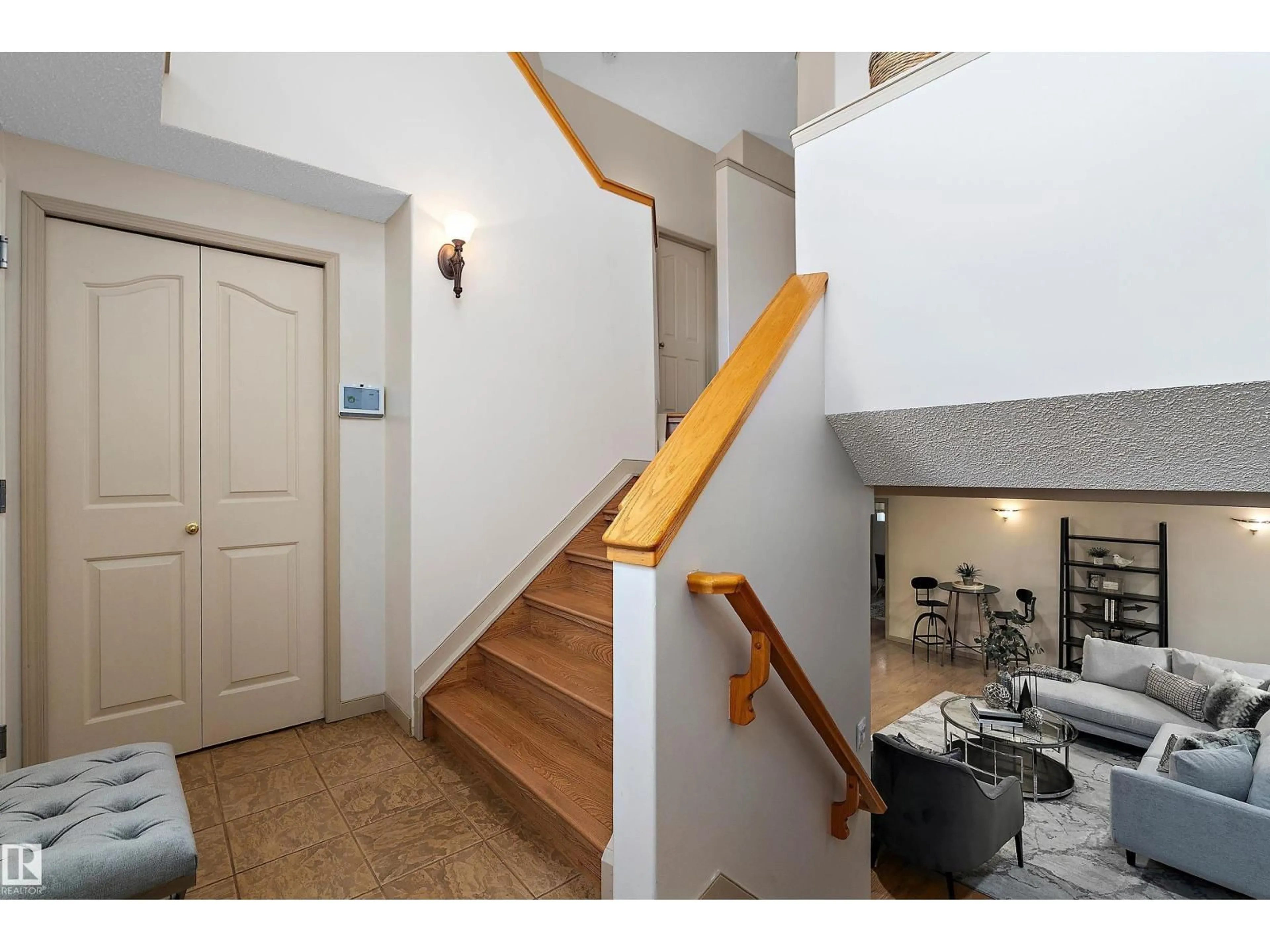 Indoor foyer for 1046 BLACKBURN CL, Edmonton Alberta T6W1C7