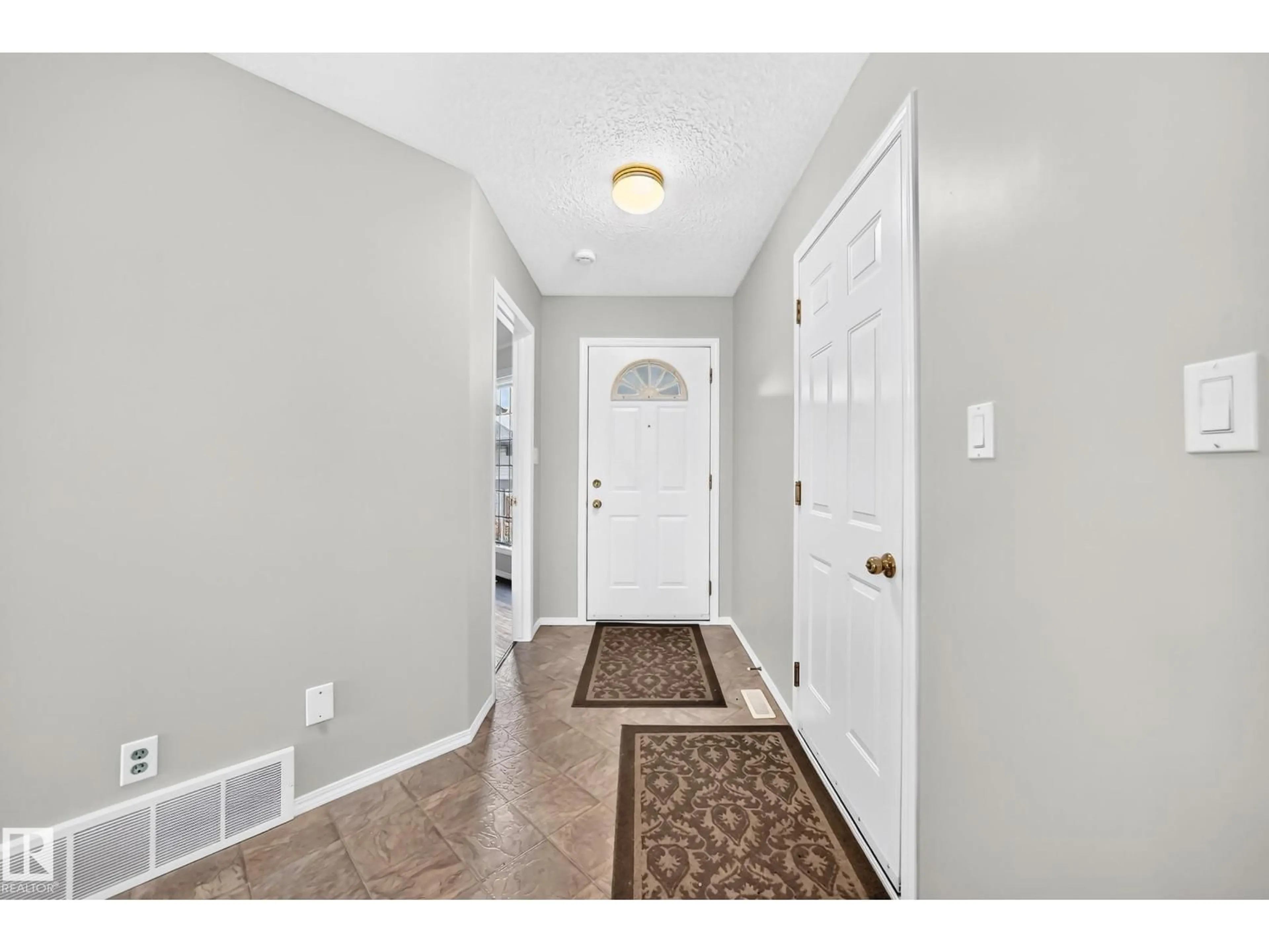Indoor entryway for VG - 104 MAISONETTE, Leduc Alberta T9E6T1