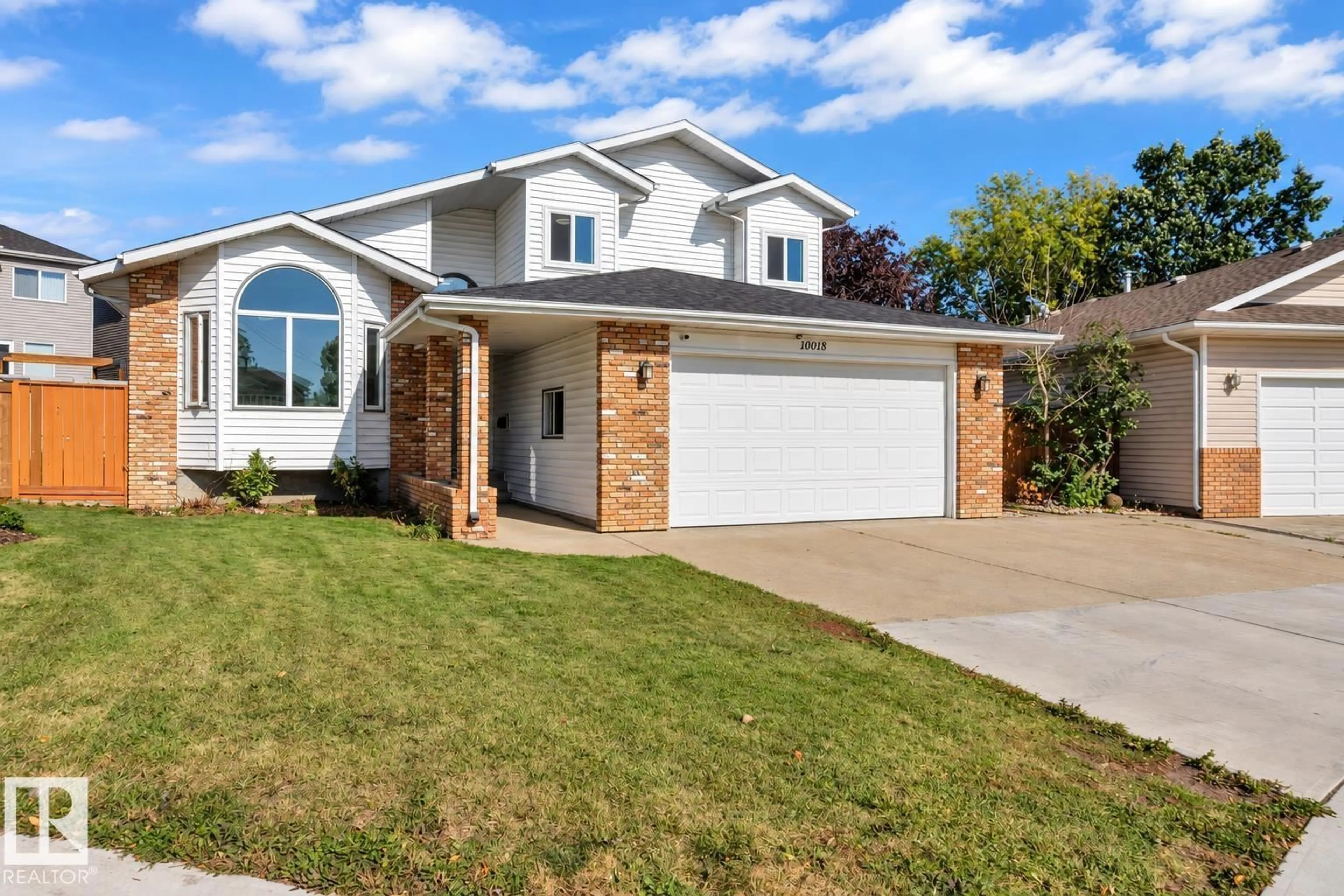 Home with vinyl exterior material, street for 10018 173 AV, Edmonton Alberta T5X3X9