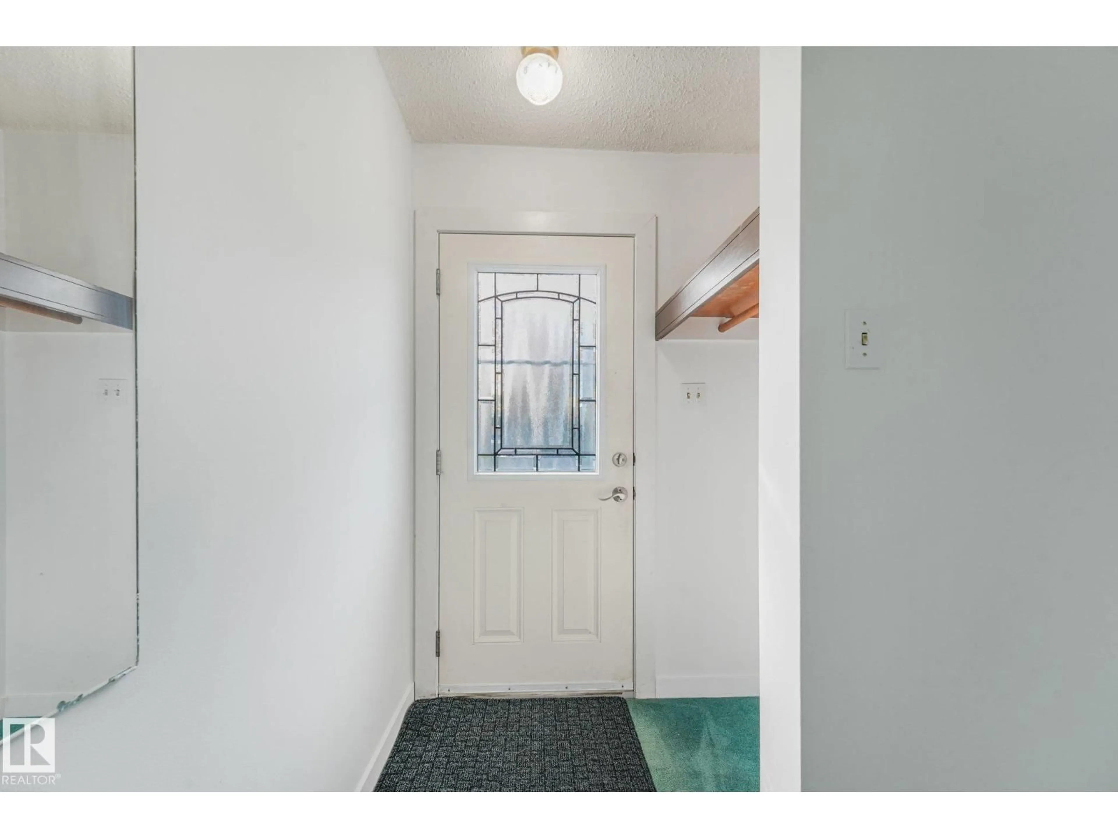 Indoor entryway for 10410 LAUDER AV, Edmonton Alberta T5E5P8