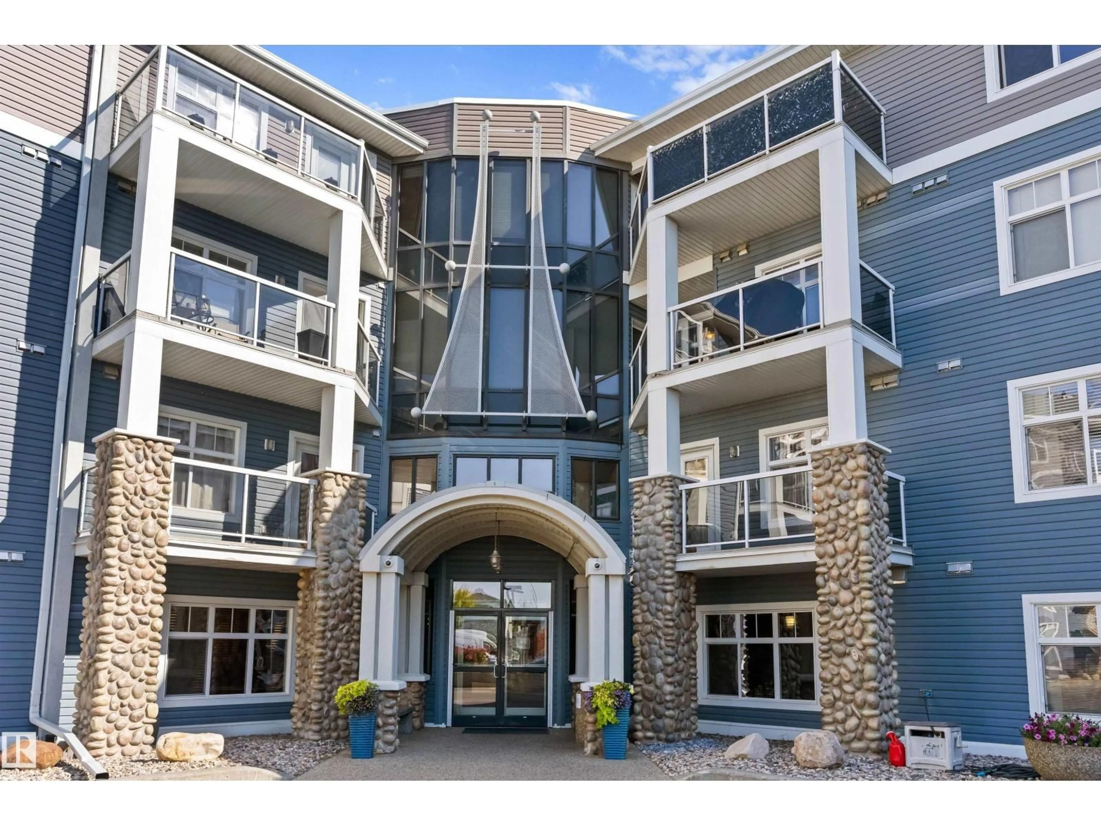 Indoor foyer for 131 16035 132 ST NW, Edmonton Alberta T6V0B4