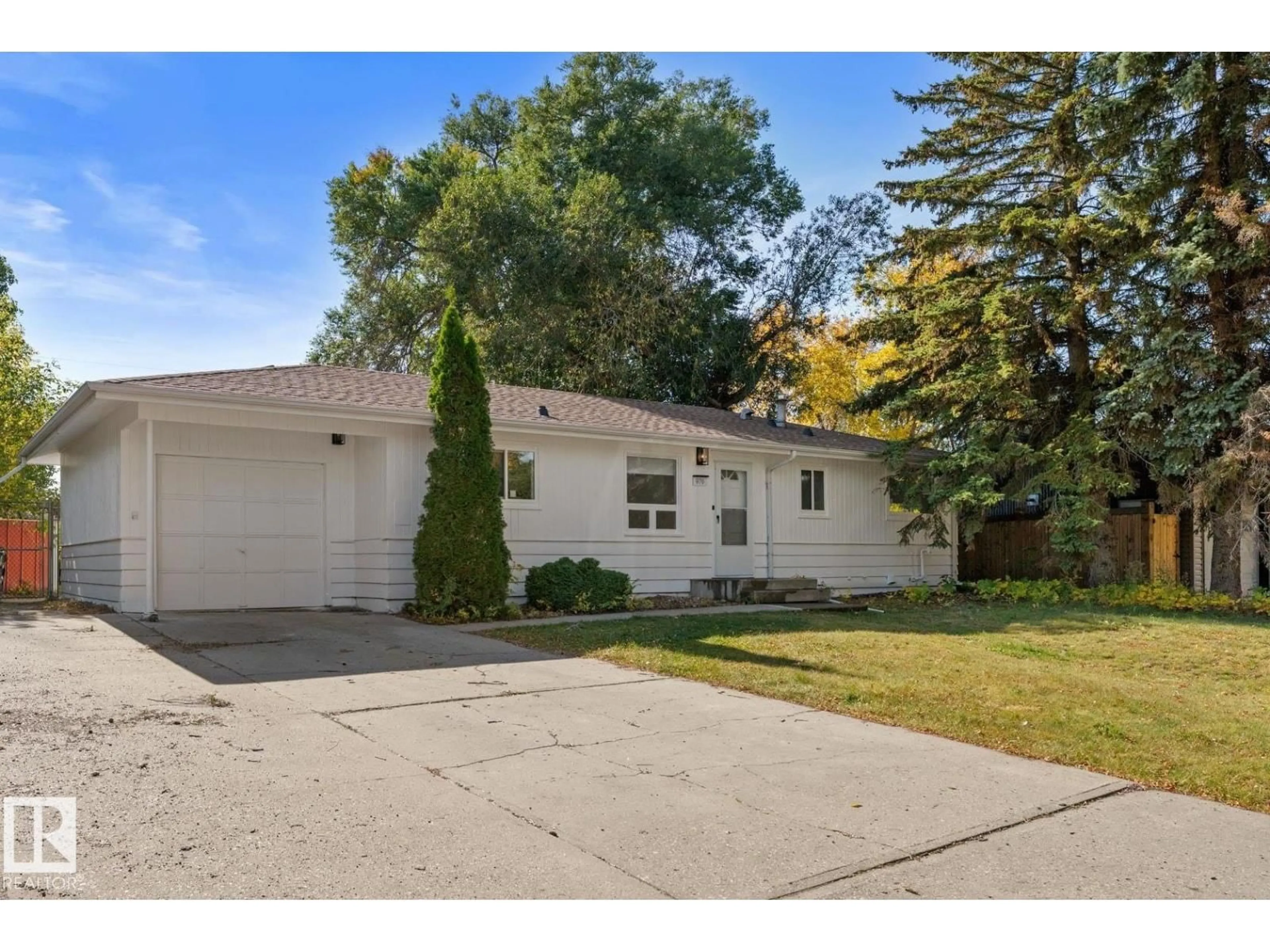 Home with vinyl exterior material, street for 970 ALDER AVE, Sherwood Park Alberta T8A1V6