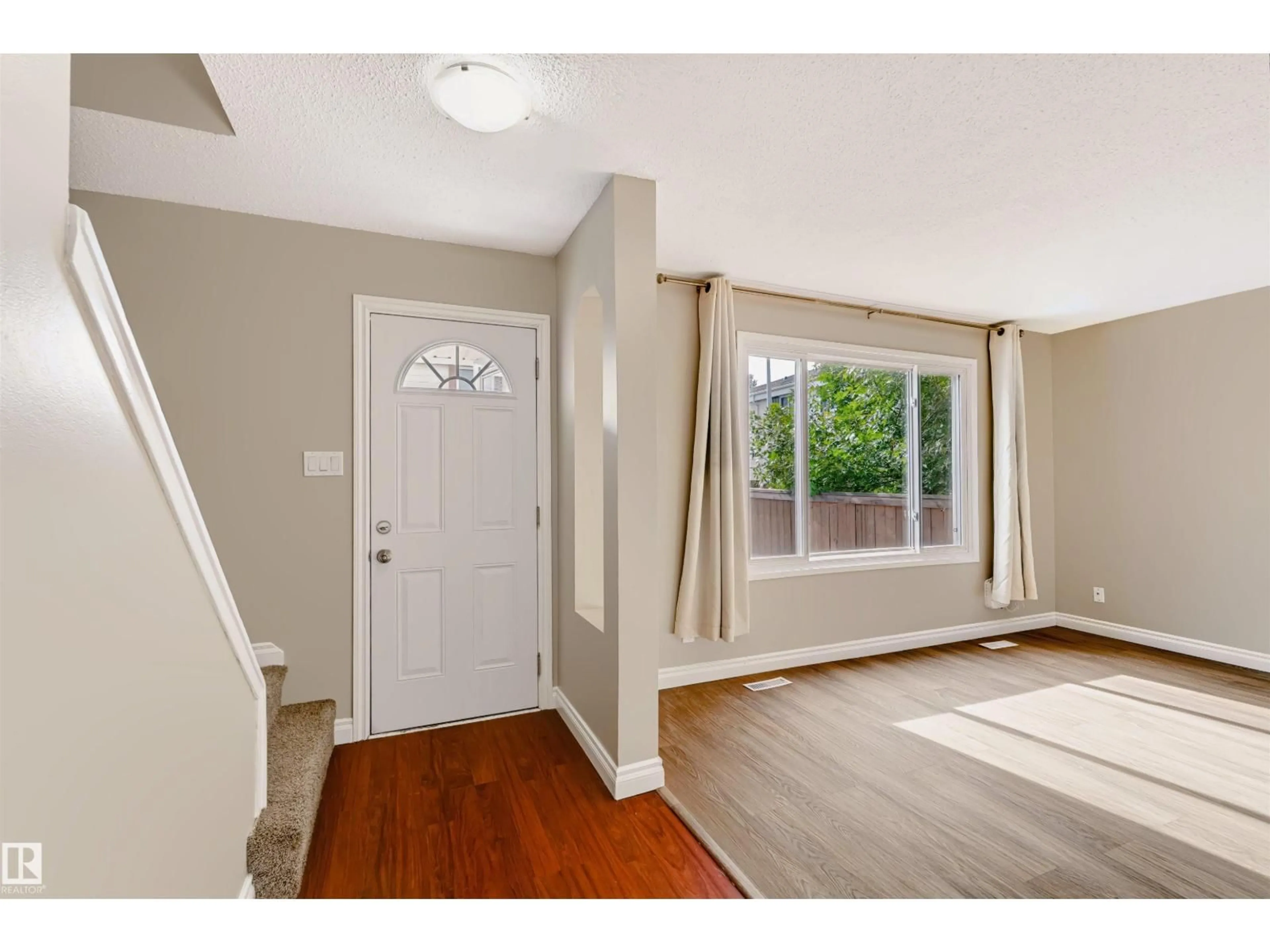 Indoor entryway for 155 PRIMROSE GARDENS GD, Edmonton Alberta T5T0R1