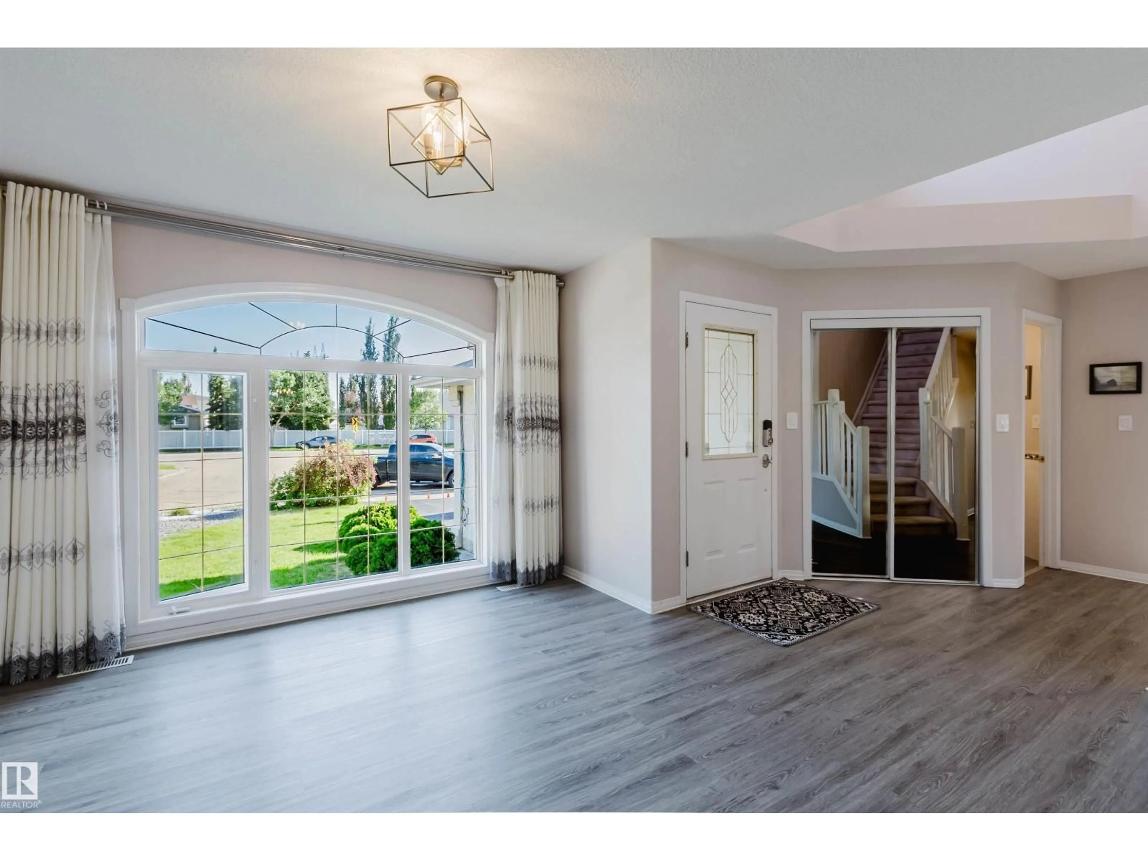 Indoor entryway for 11526 9 AV, Edmonton Alberta T6J6T9