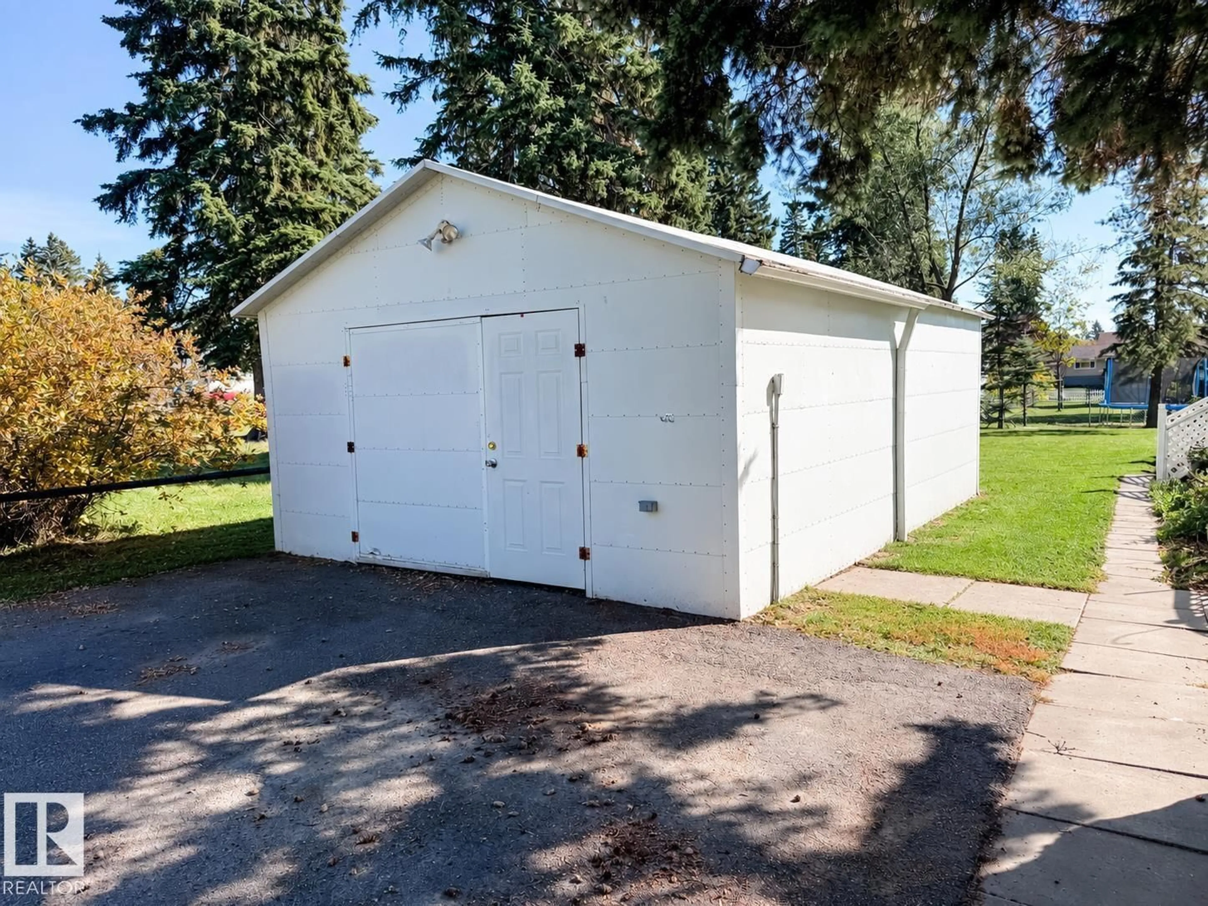Indoor garage for 5019 52 AV, Breton Alberta T0C0P0
