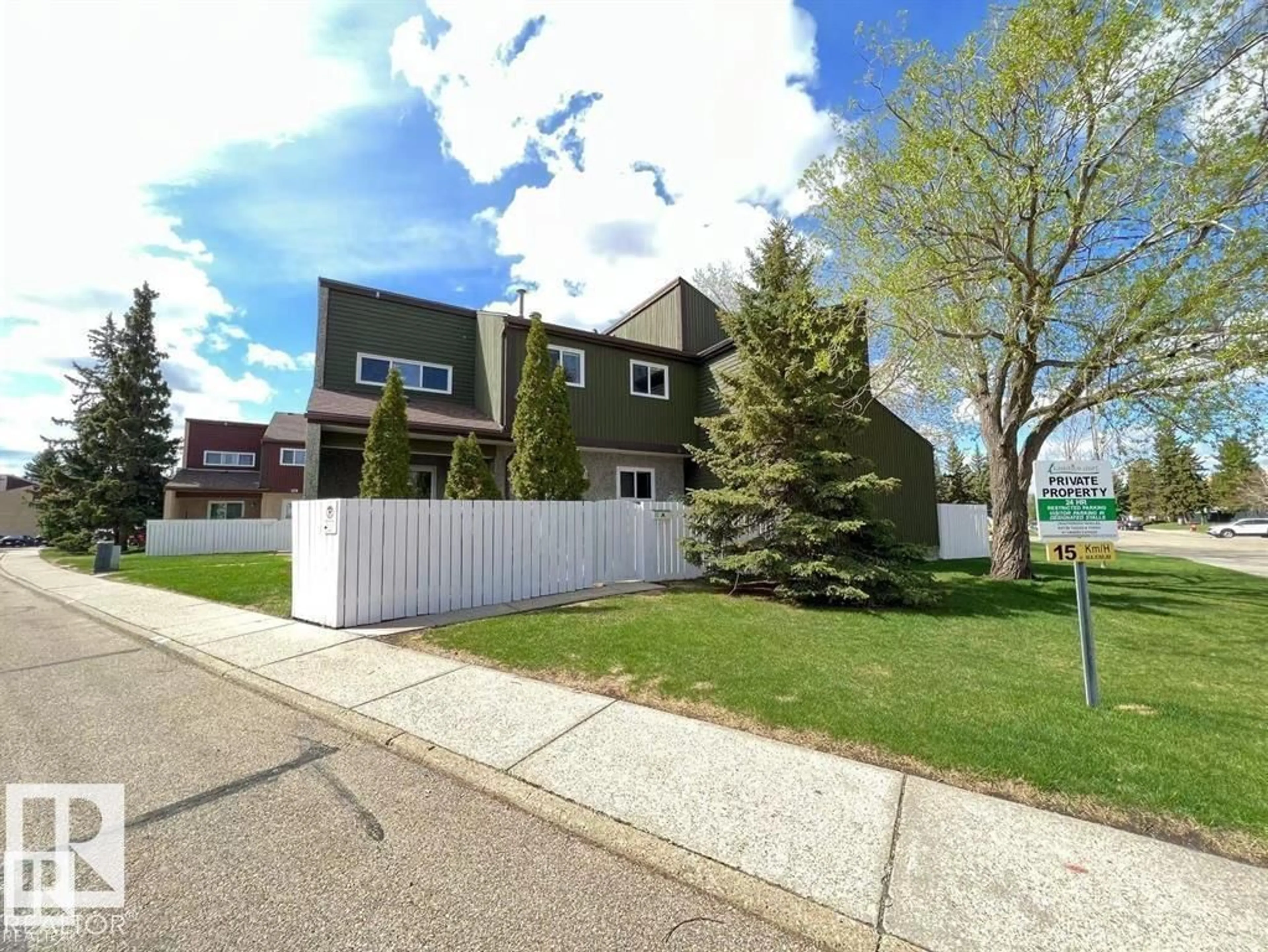 Home with vinyl exterior material, street for 144 KASKITAYO COURT, Edmonton Alberta T6J3T3