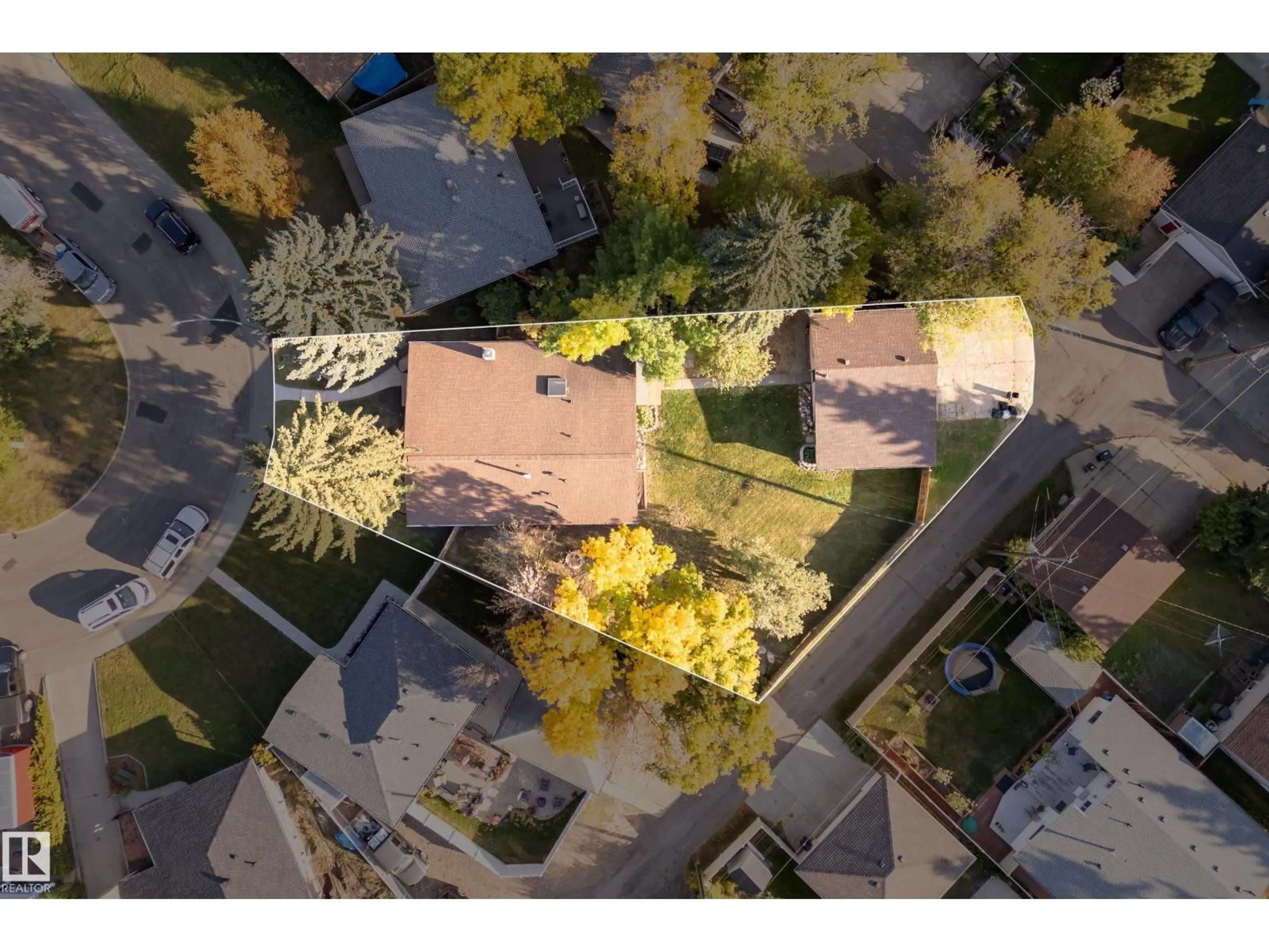 A pic from outside/outdoor area/front of a property/back of a property/a pic from drone, street for 10316 42 ST, Edmonton Alberta T6A1T5