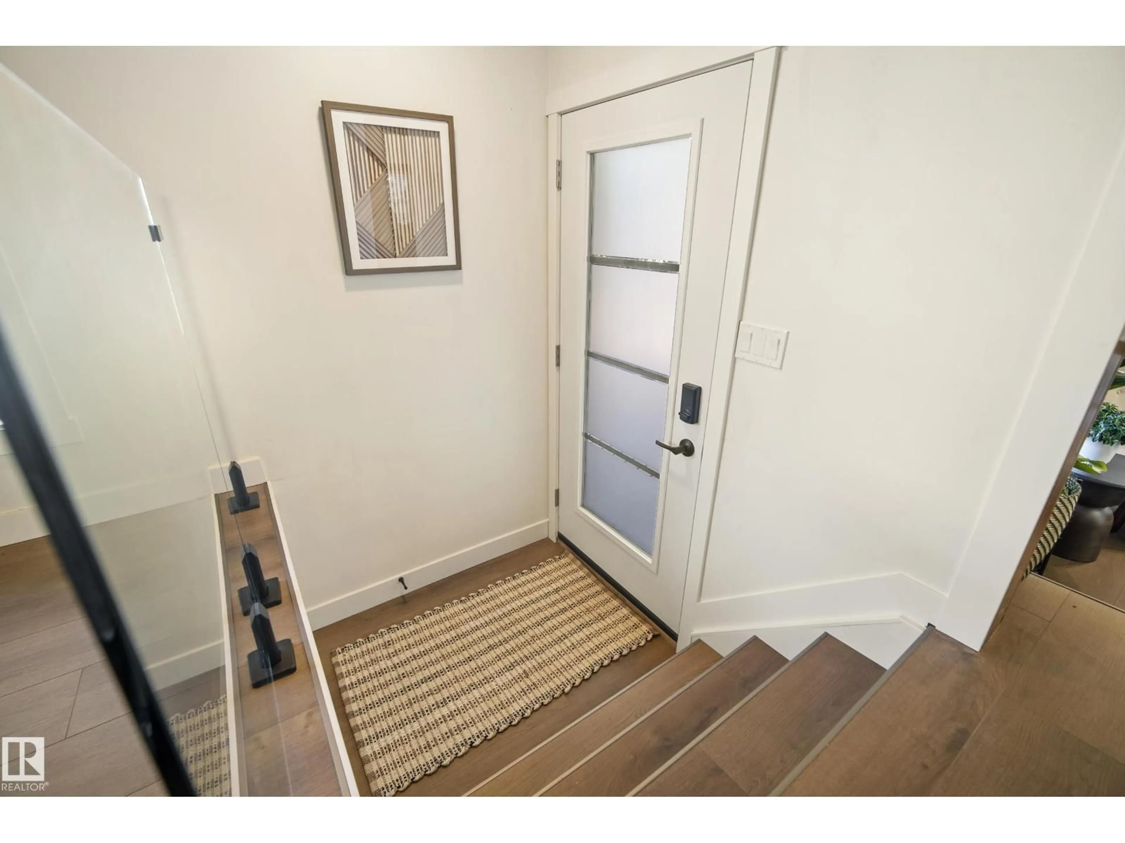 Indoor entryway for 10316 42 ST, Edmonton Alberta T6A1T5