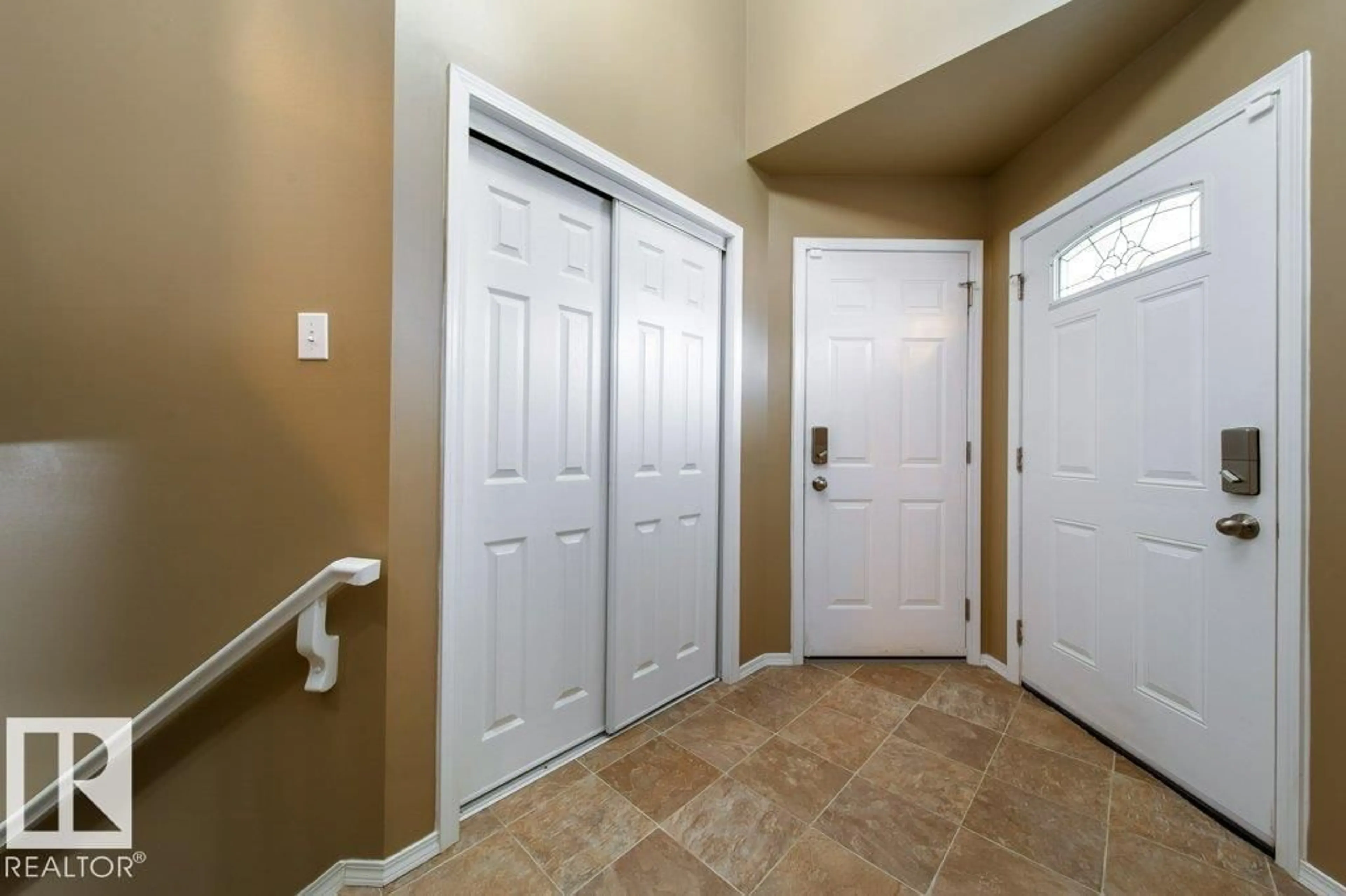 Indoor entryway for 1105 JOYCE RD, Edmonton Alberta T6L6Y2