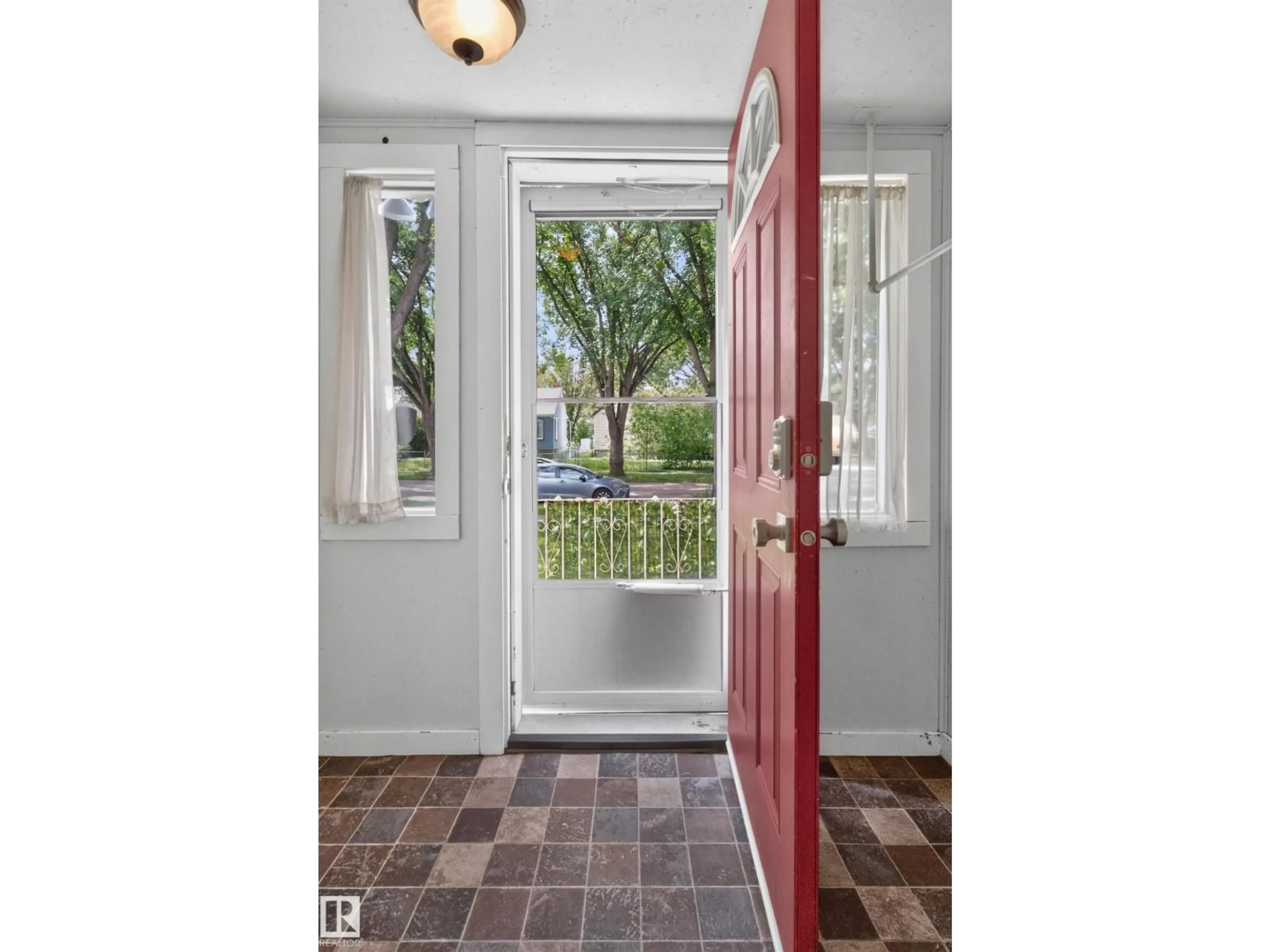 Indoor entryway for 11549 88 ST, Edmonton Alberta T5B3R2