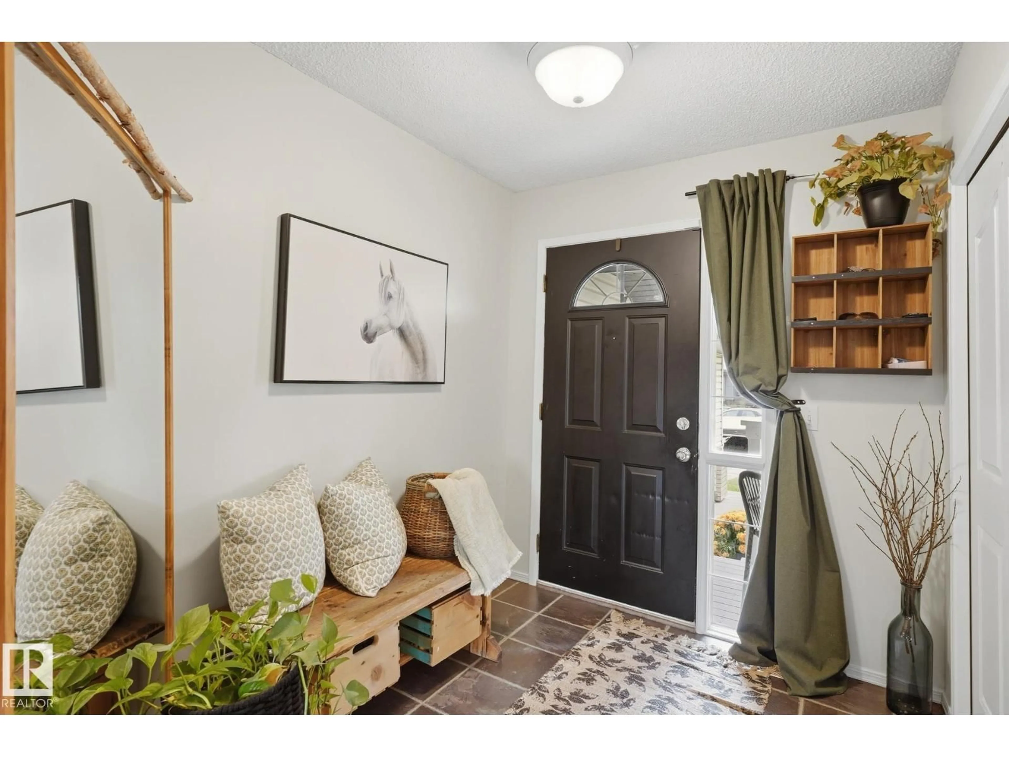 Indoor entryway for 71 NEWMARKET WY, St. Albert Alberta T8N7B8