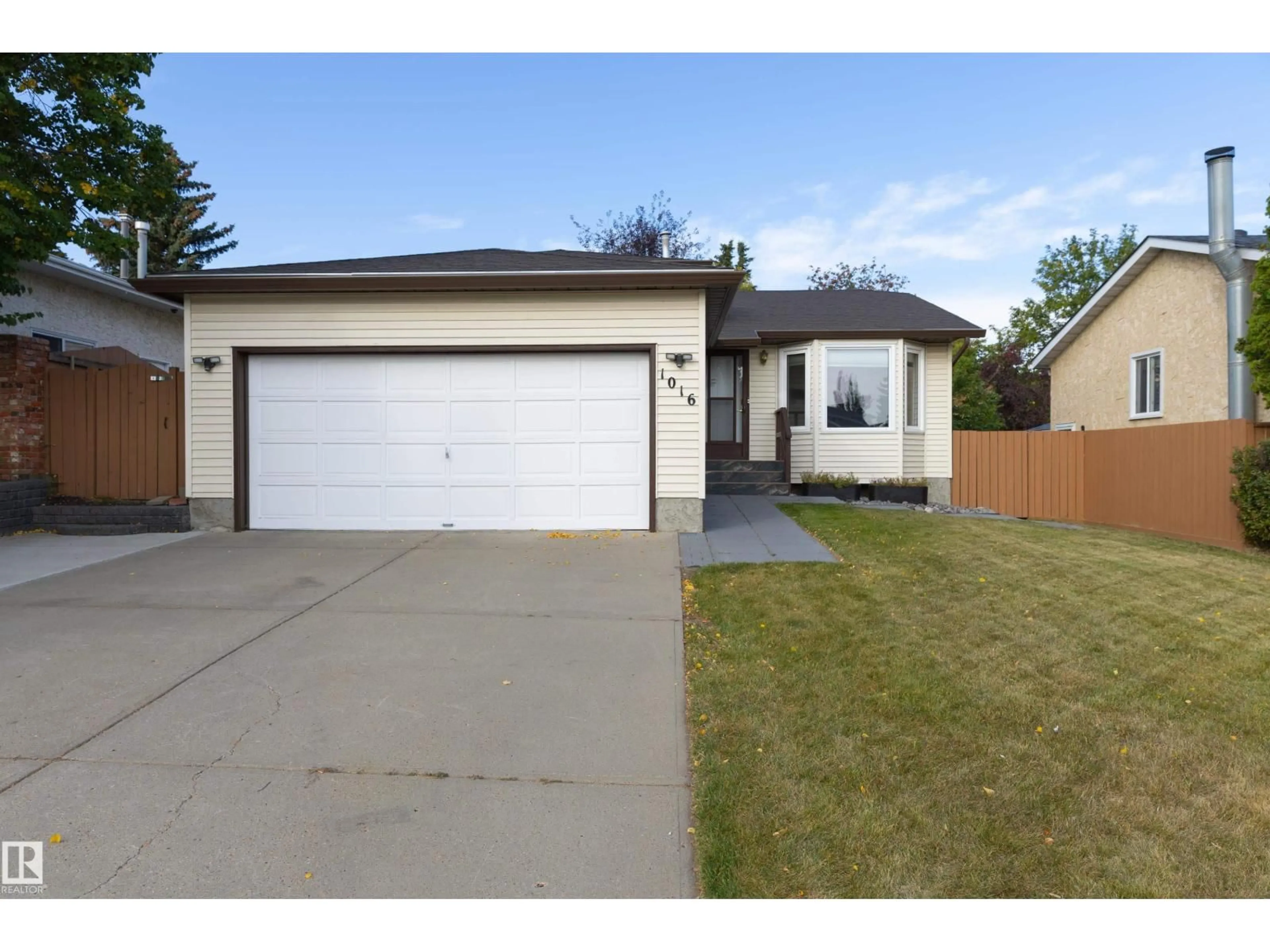 Home with vinyl exterior material, street for 1016 48 ST, Edmonton Alberta T6L4C4