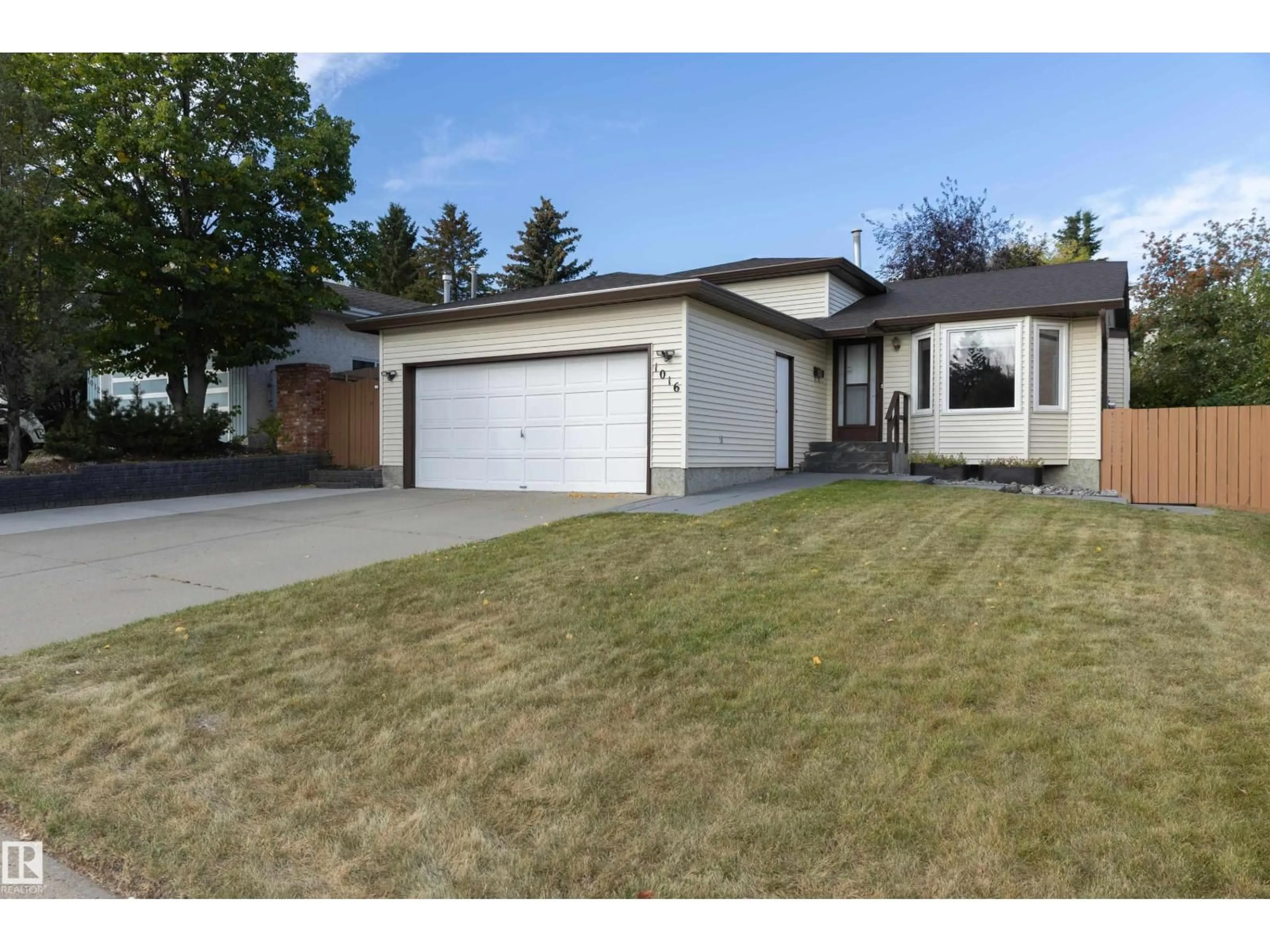 Home with vinyl exterior material, street for 1016 48 ST, Edmonton Alberta T6L4C4