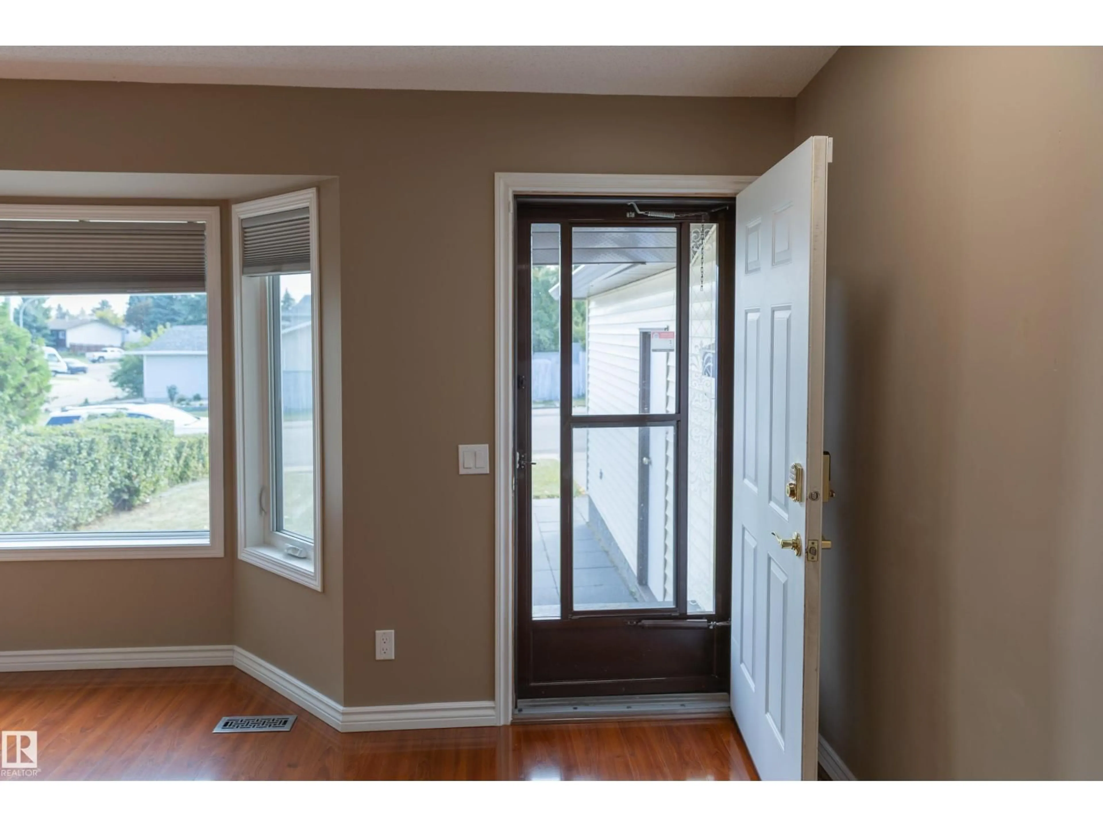 Indoor entryway for 1016 48 ST, Edmonton Alberta T6L4C4
