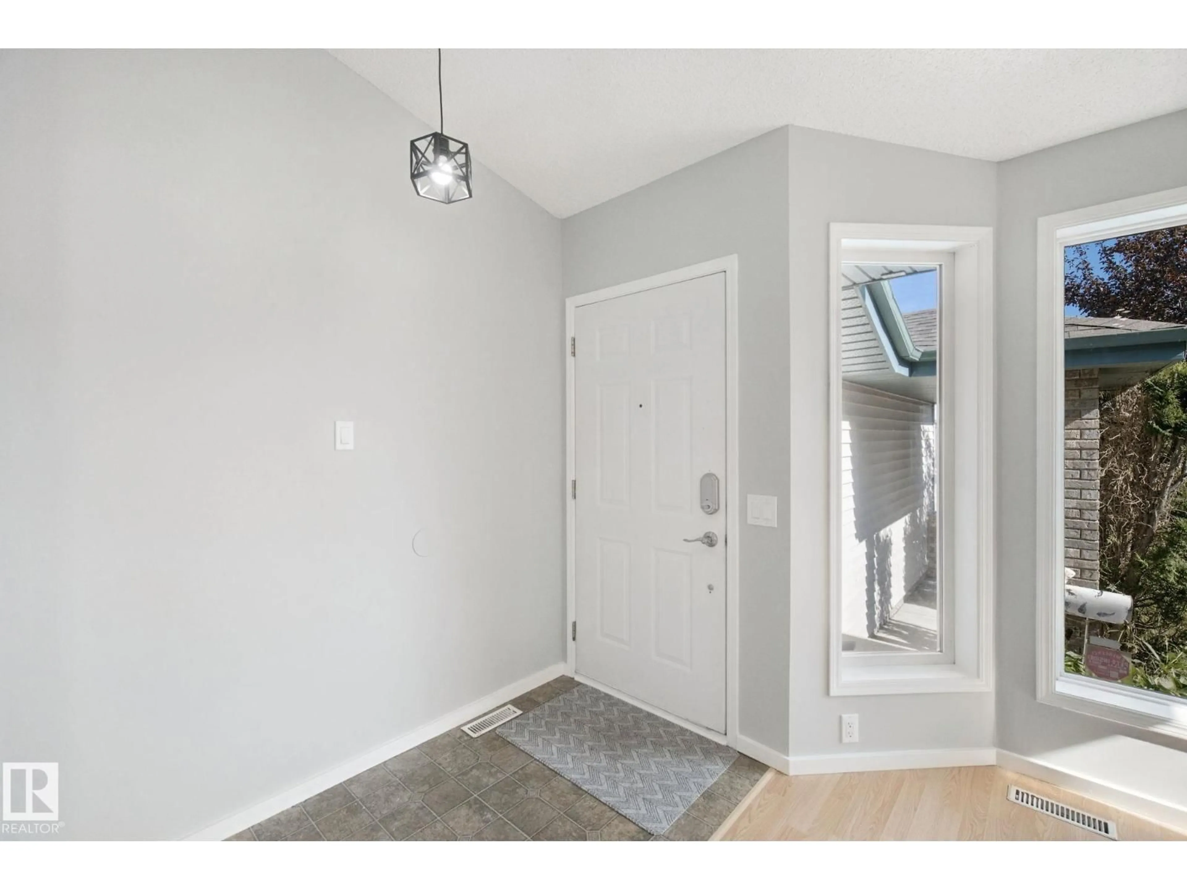 Indoor entryway for 24 LA COSTA FAIRWAY CL, Stony Plain Alberta T7Z2A5