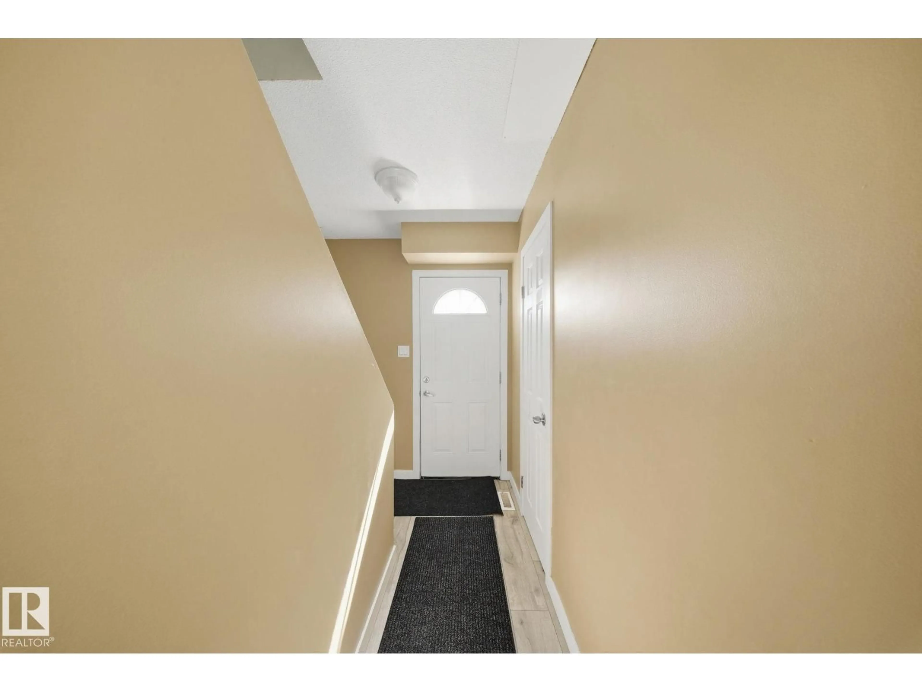 Indoor foyer for 164 DICKINSFIELD CO, Edmonton Alberta T5E5V8