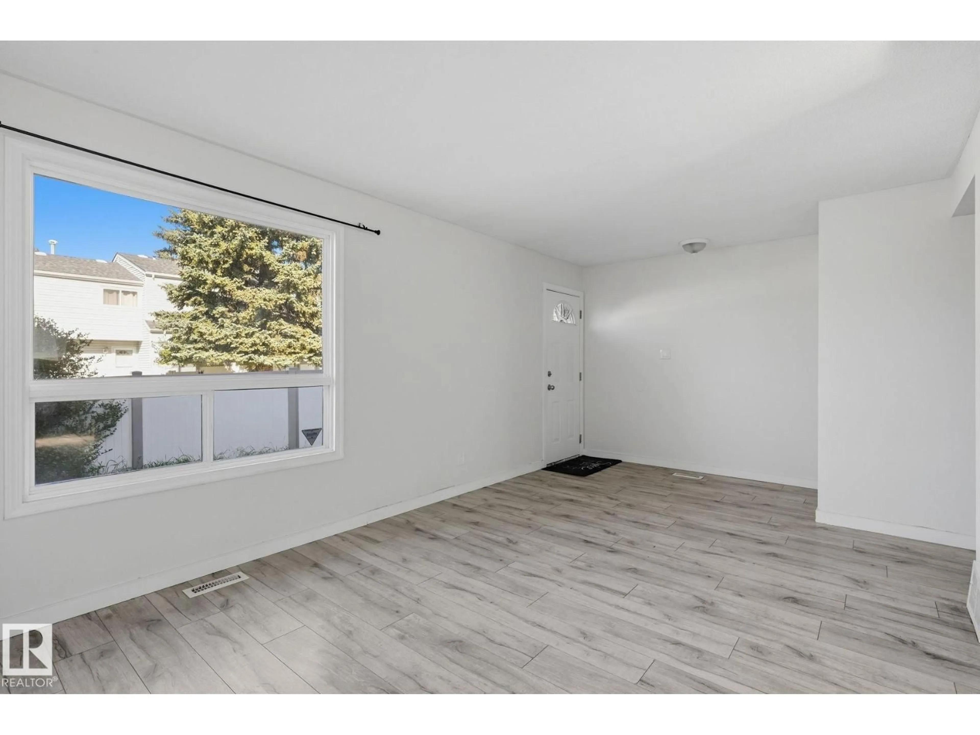 A pic of a room for 164 DICKINSFIELD CO, Edmonton Alberta T5E5V8