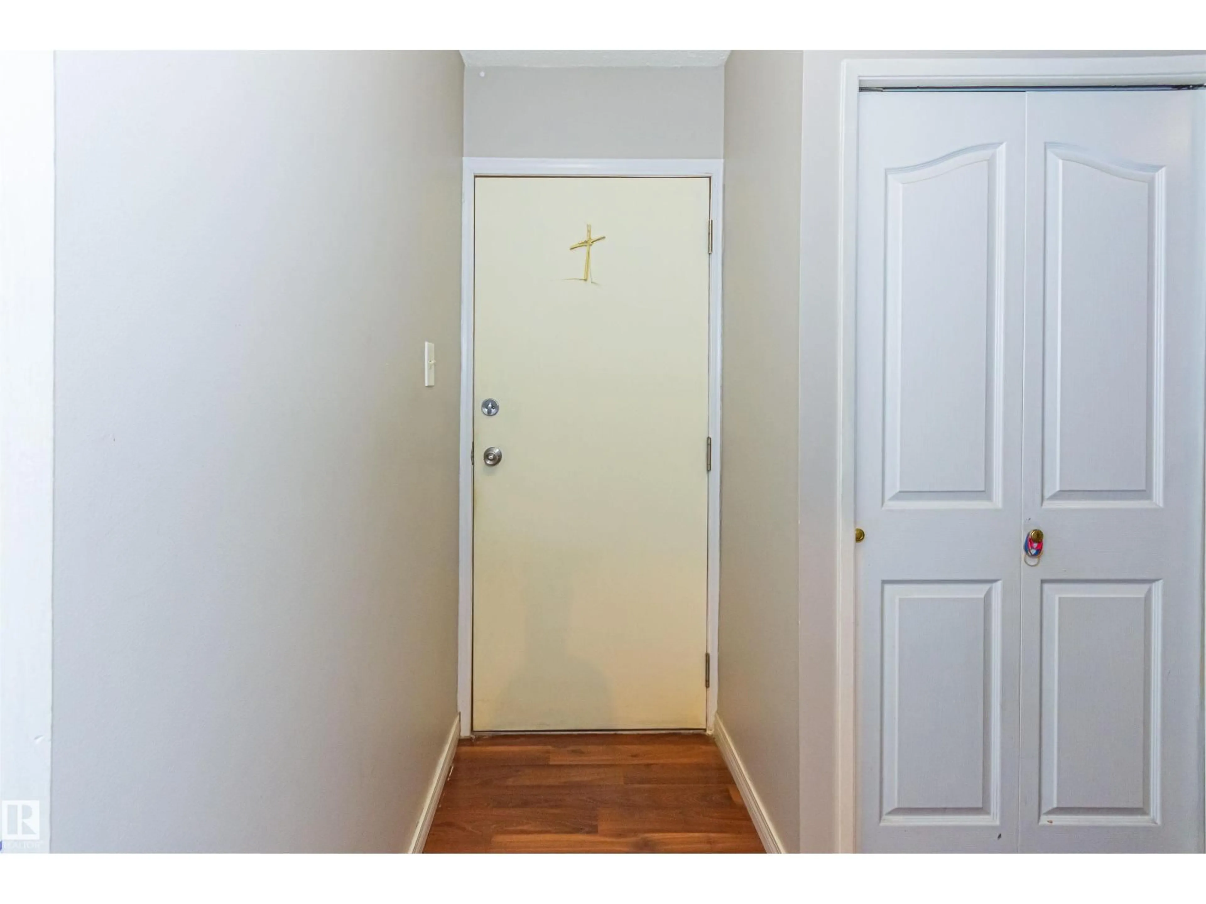 Indoor entryway for 6 - 3819 76 ST, Edmonton Alberta T6K2P9