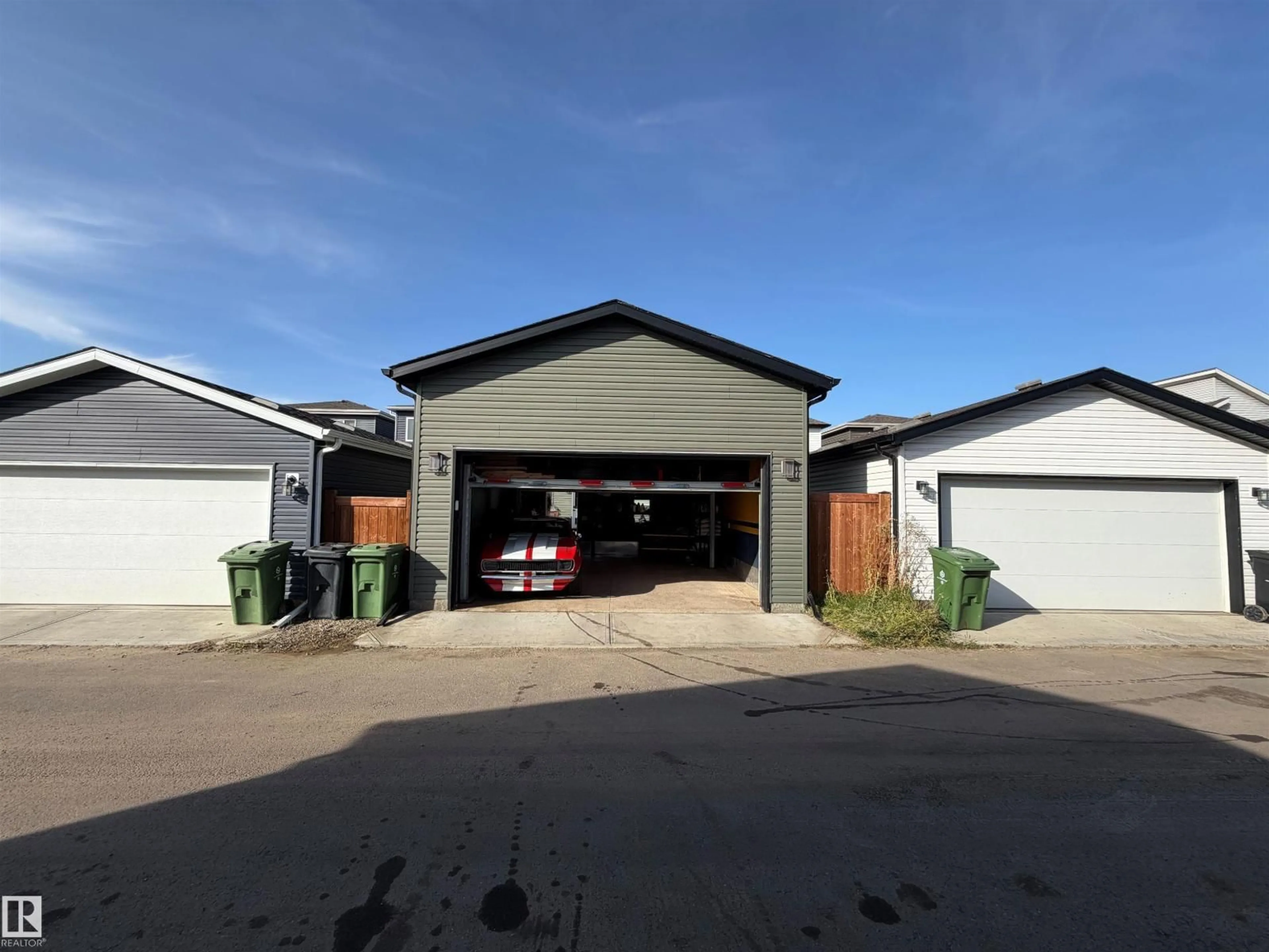 Indoor garage for 595 MEADOWVIEW DR, Fort Saskatchewan Alberta T8L0X1