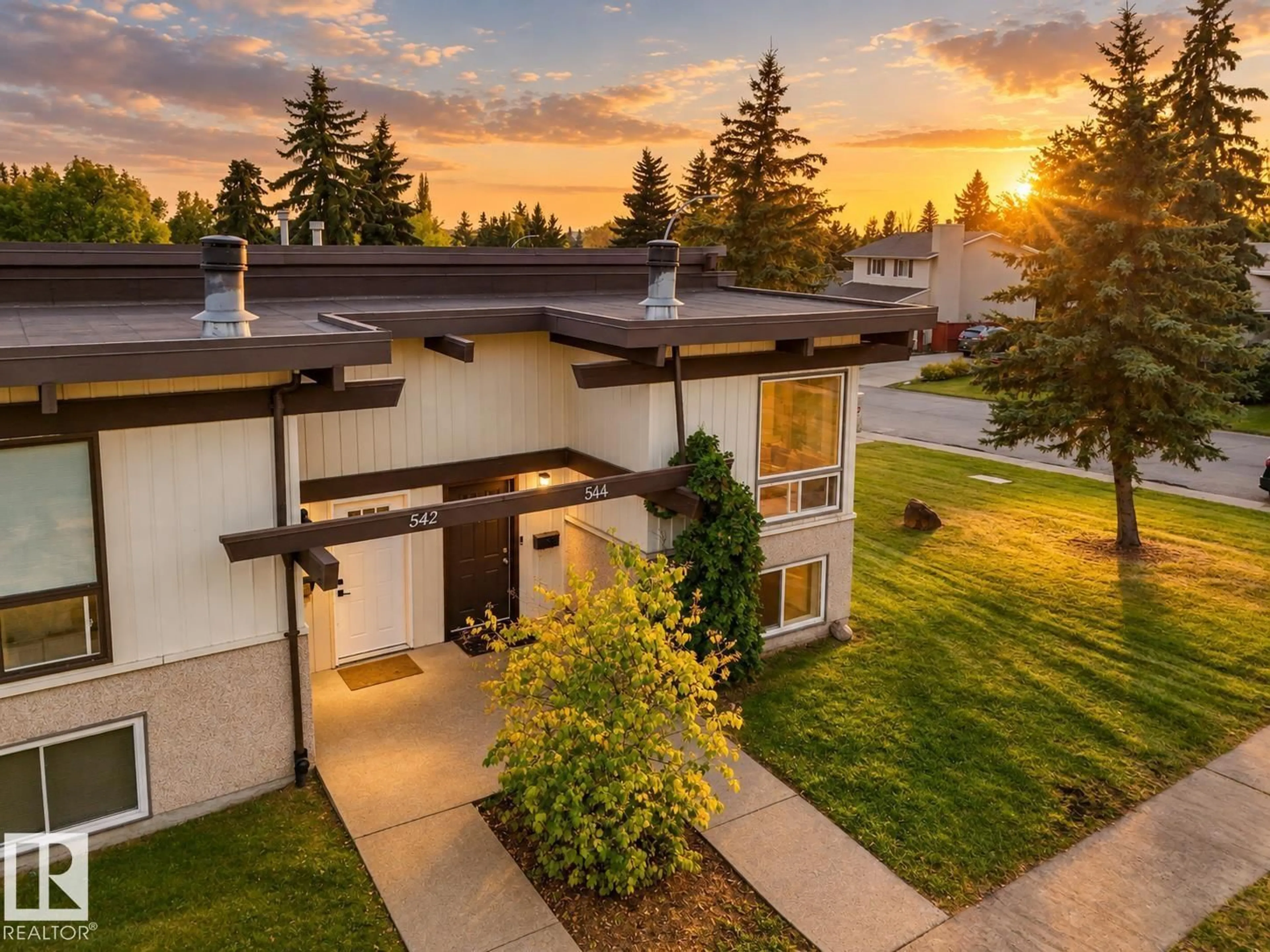 A pic from outside/outdoor area/front of a property/back of a property/a pic from drone, mountain view for 544 LEE RIDGE RD, Edmonton Alberta T6K2K3