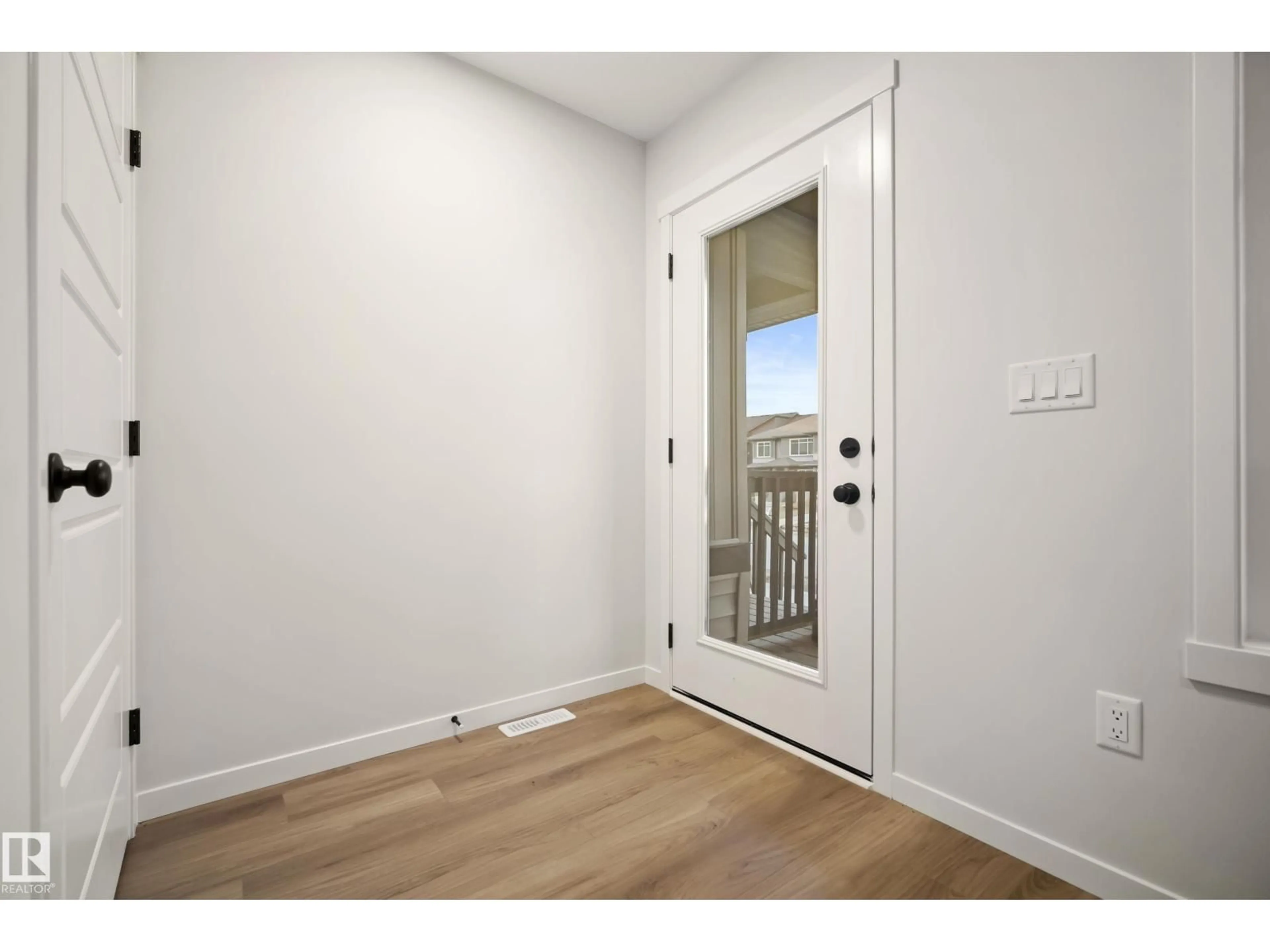 Indoor entryway for 17214 4 STREET, Edmonton Alberta T5Y6G4
