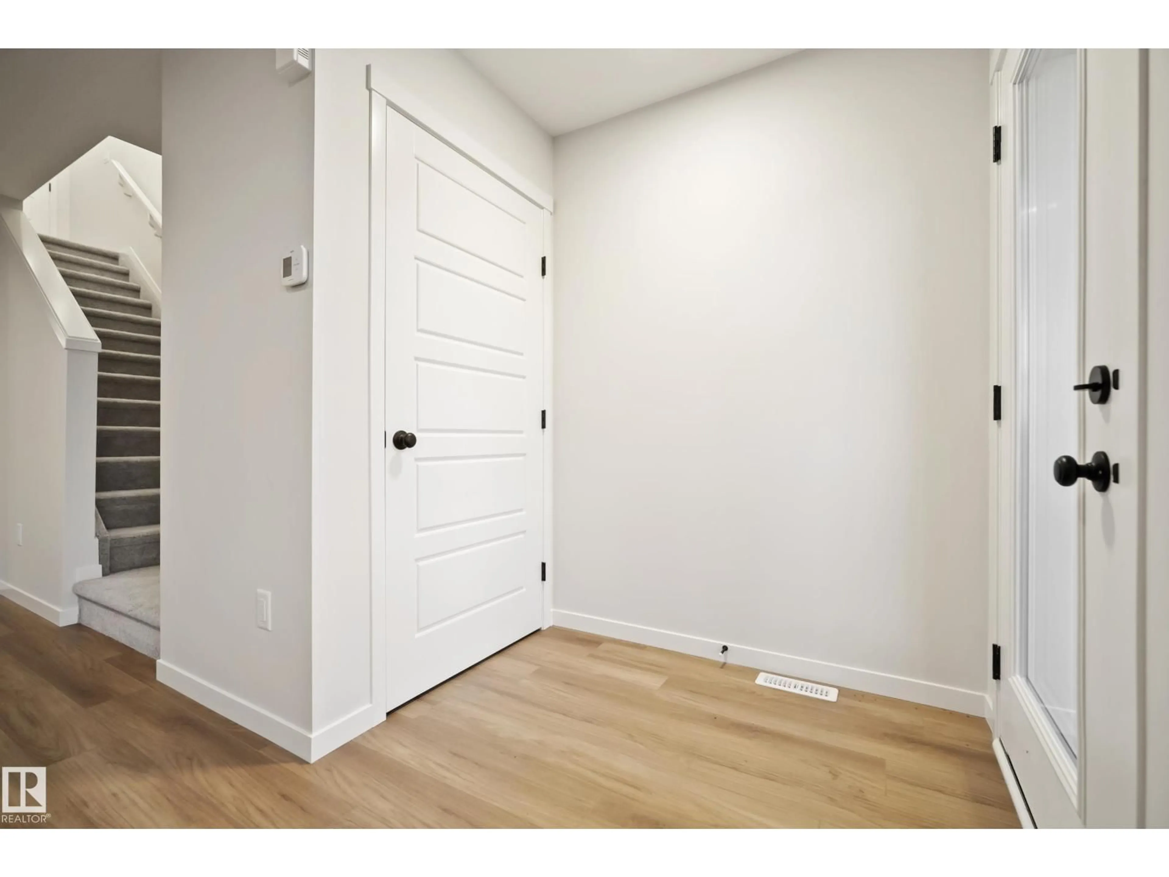 Indoor entryway for 17214 4 STREET, Edmonton Alberta T5Y6G4