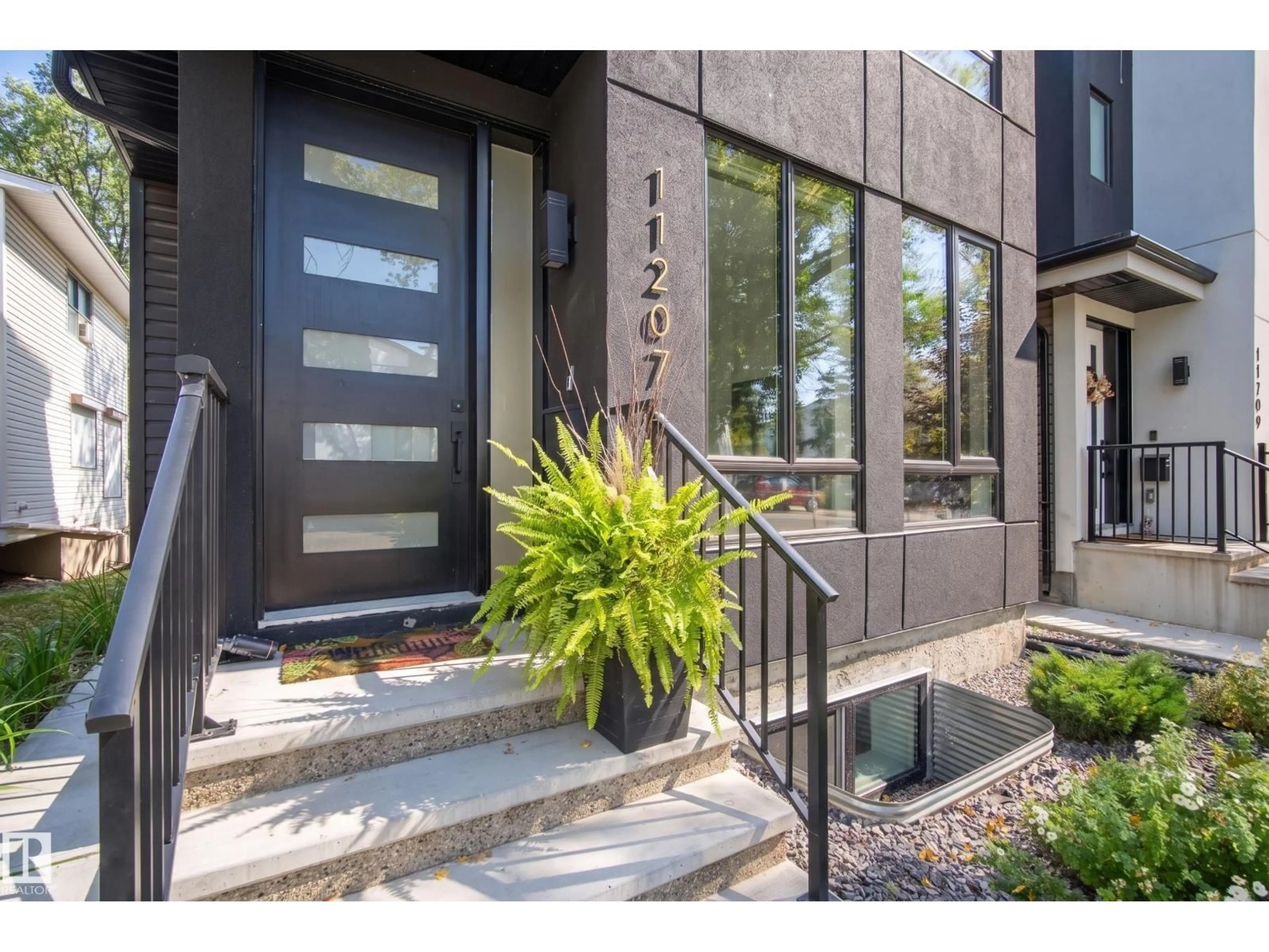 Indoor entryway for 11207 75 AV, Edmonton Alberta T6G0H4