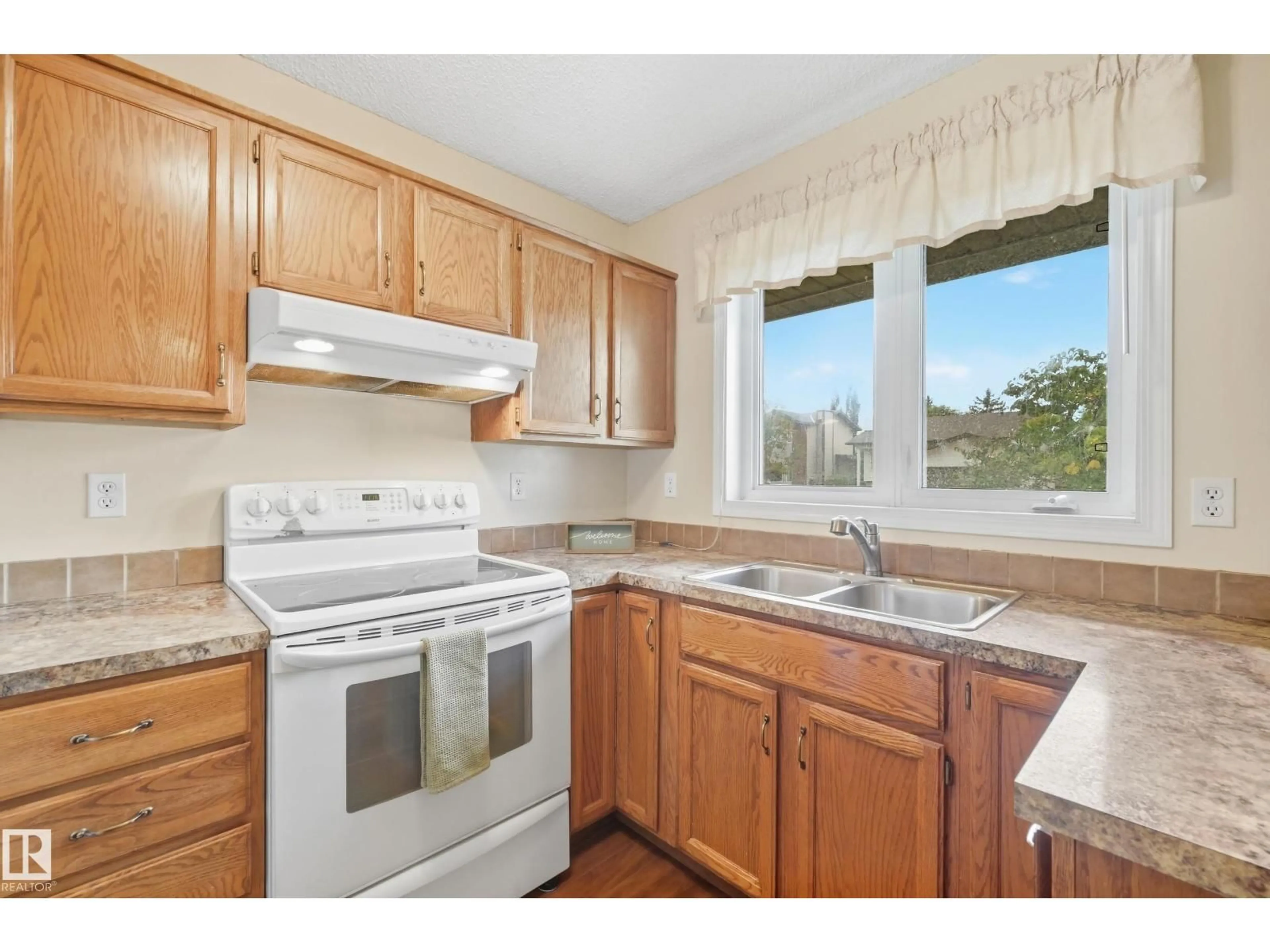 Standard kitchen, unknown for NW - 10440 16 AVENUE, Edmonton Alberta T6J5N8