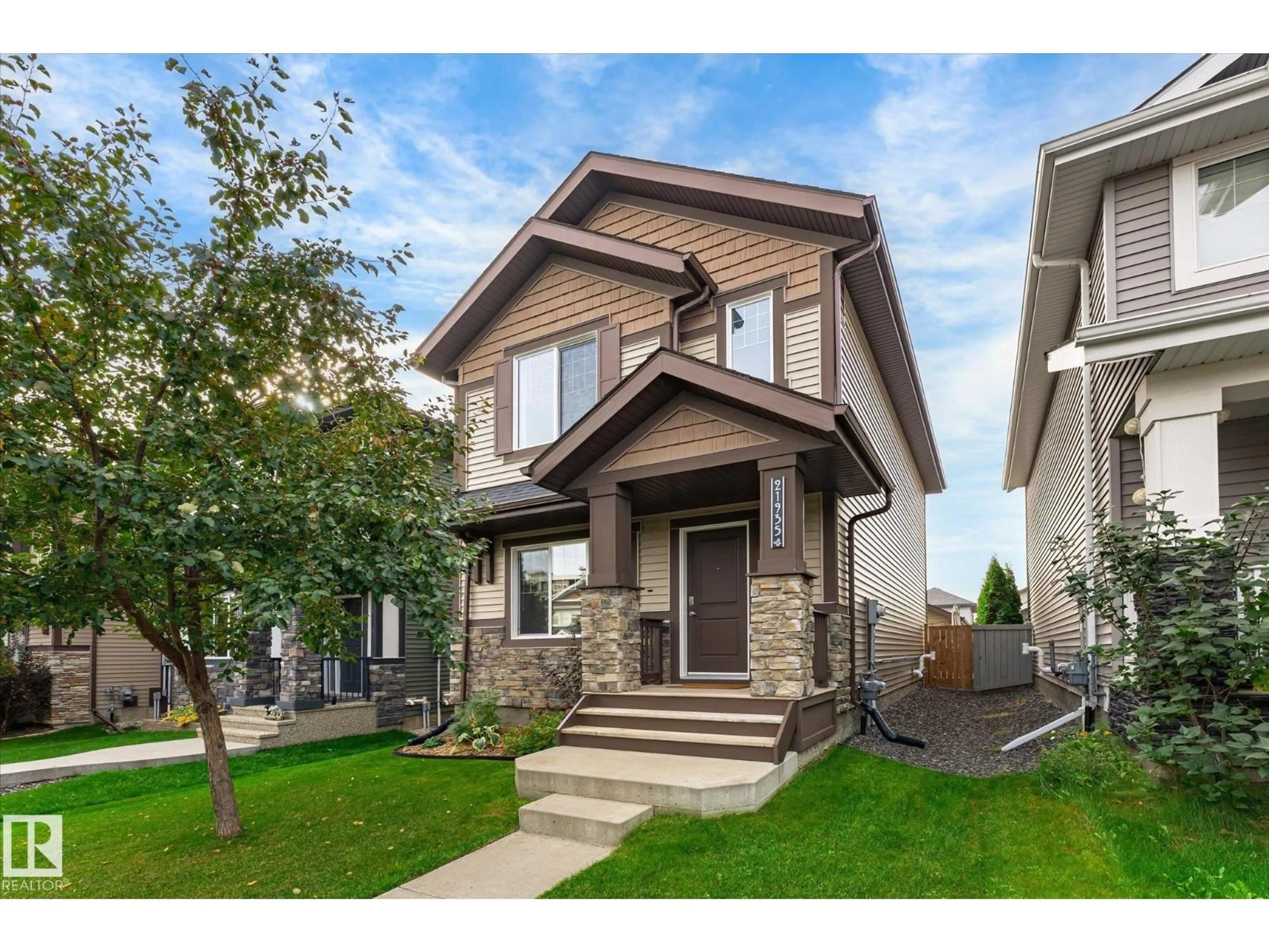 Home with vinyl exterior material, street for 21935 91 AV, Edmonton Alberta T5T6Z8