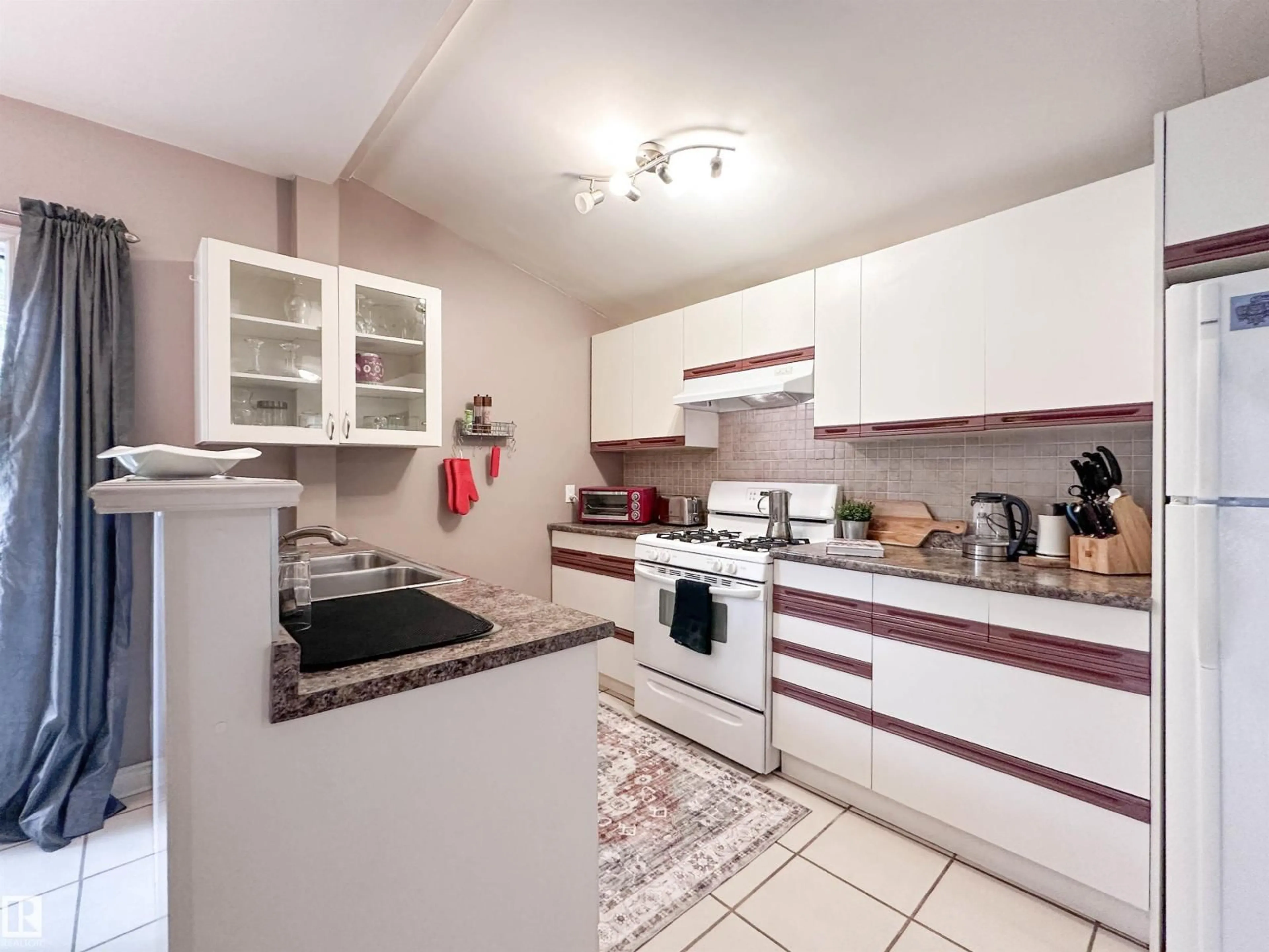 Standard kitchen, unknown for 11825 80 ST, Edmonton Alberta T5B2N6