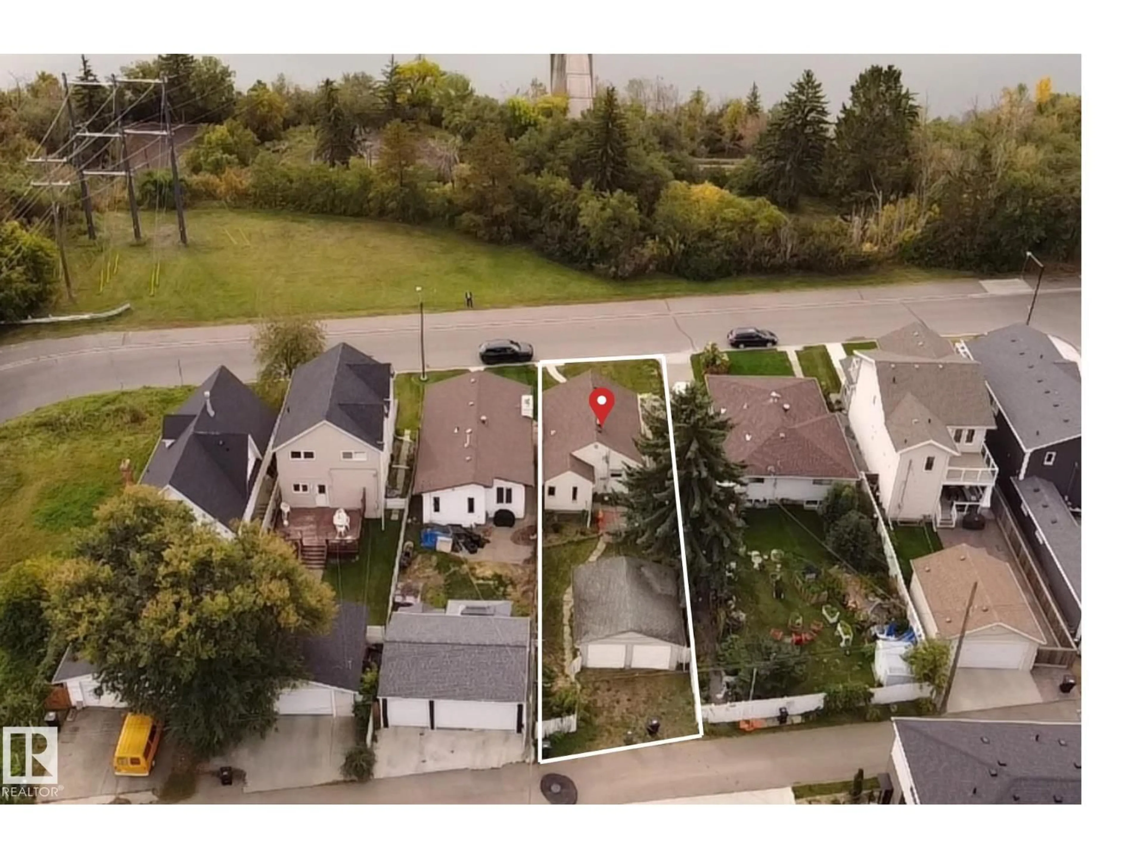 A pic from outside/outdoor area/front of a property/back of a property/a pic from drone, street for 5014 ADA BV, Edmonton Alberta T5W4N2