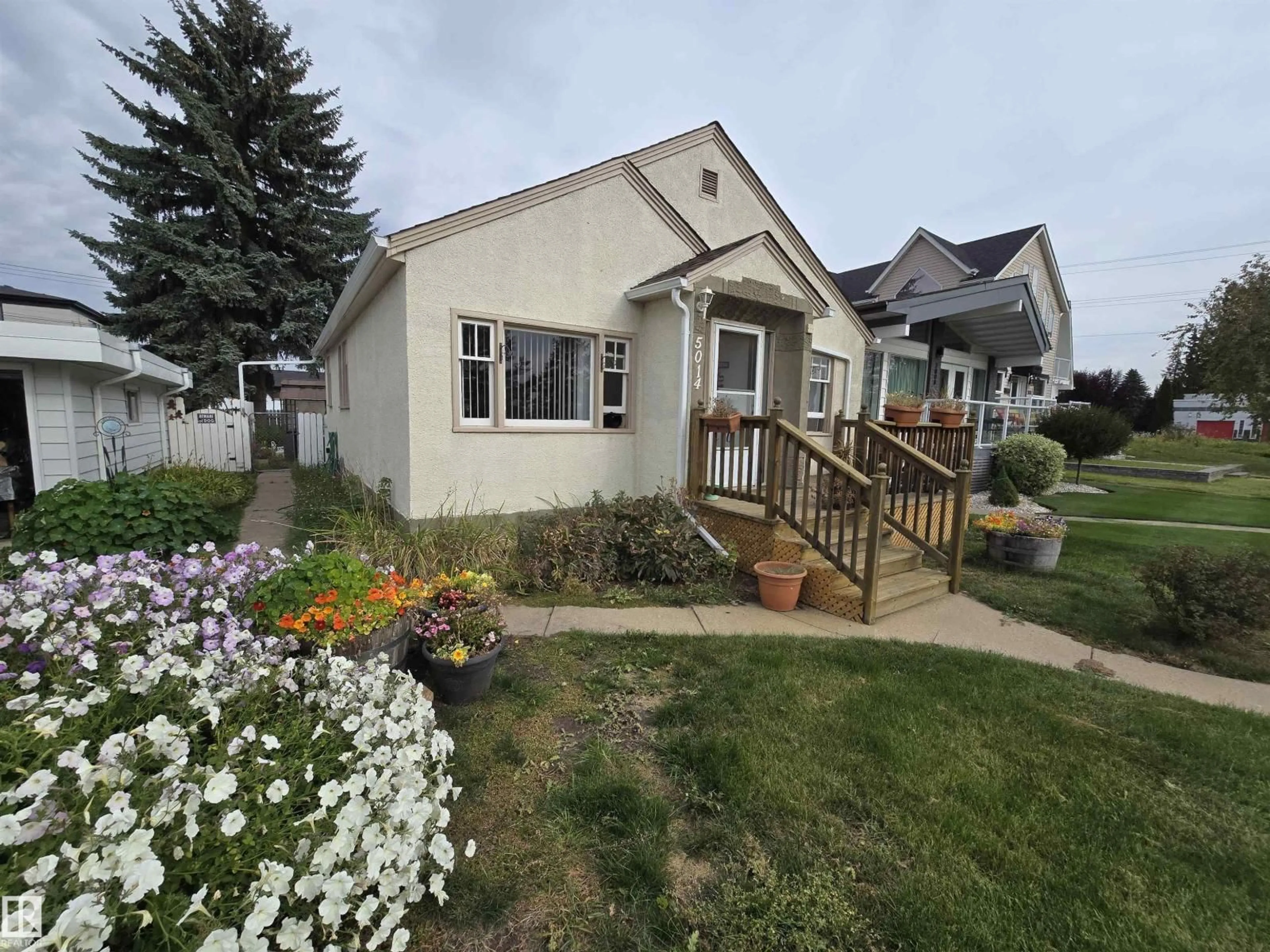Home with vinyl exterior material, street for 5014 ADA BV, Edmonton Alberta T5W4N2