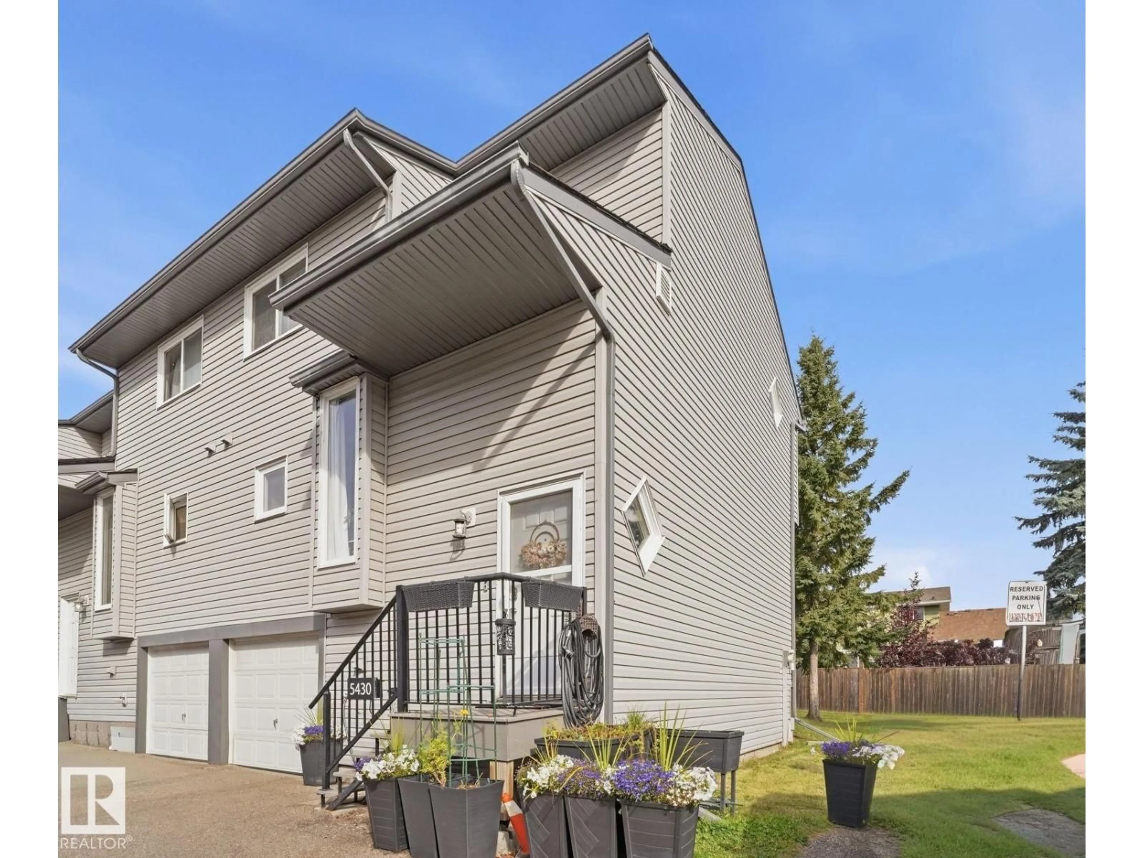 Home with vinyl exterior material, street for NW - 5340 38A AV, Edmonton Alberta T6R1K4