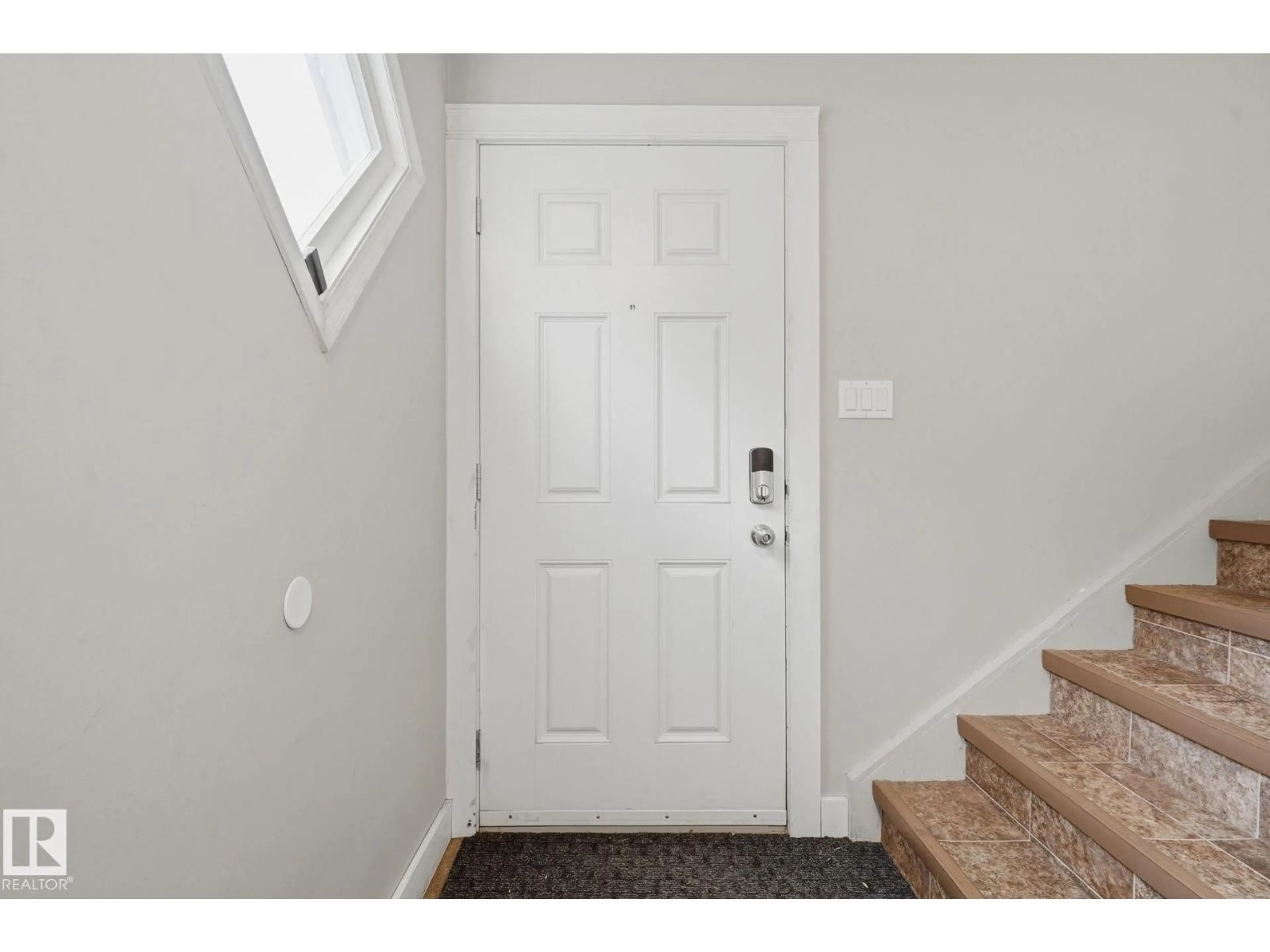 Indoor entryway for NW - 5340 38A AV, Edmonton Alberta T6R1K4