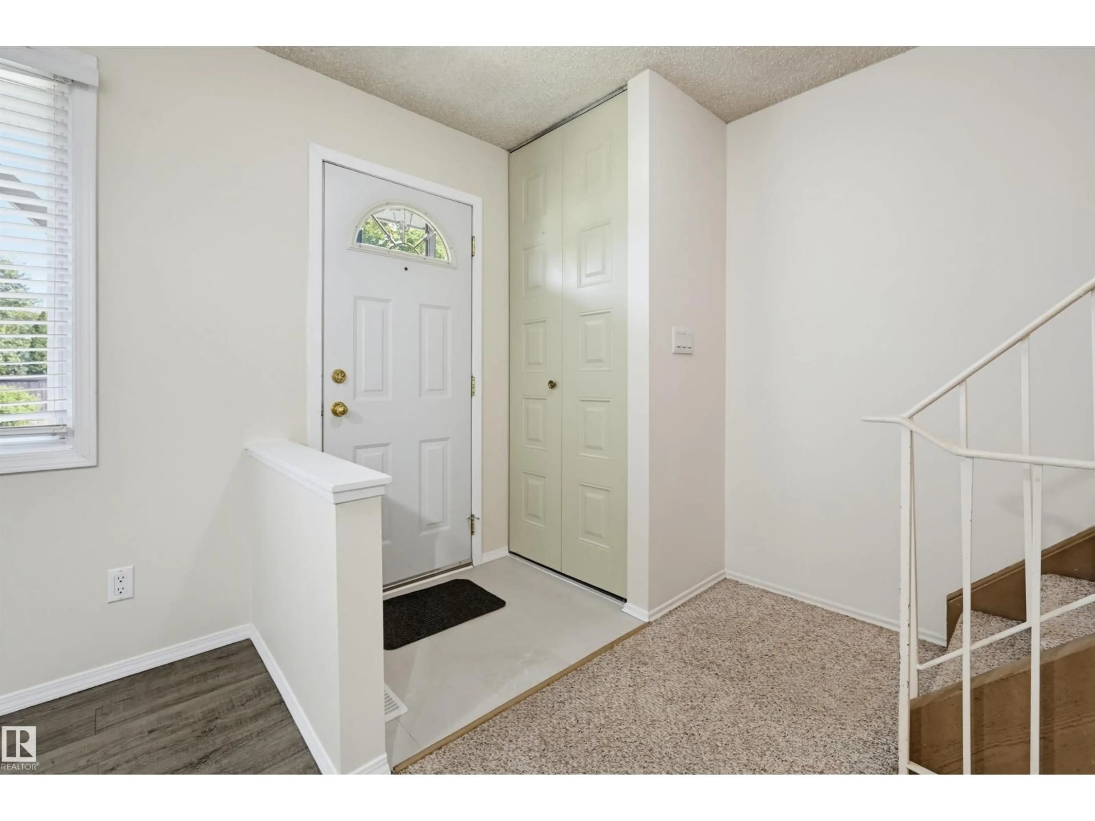 Indoor entryway for 141 TUDOR LN, Edmonton Alberta T6J3T5