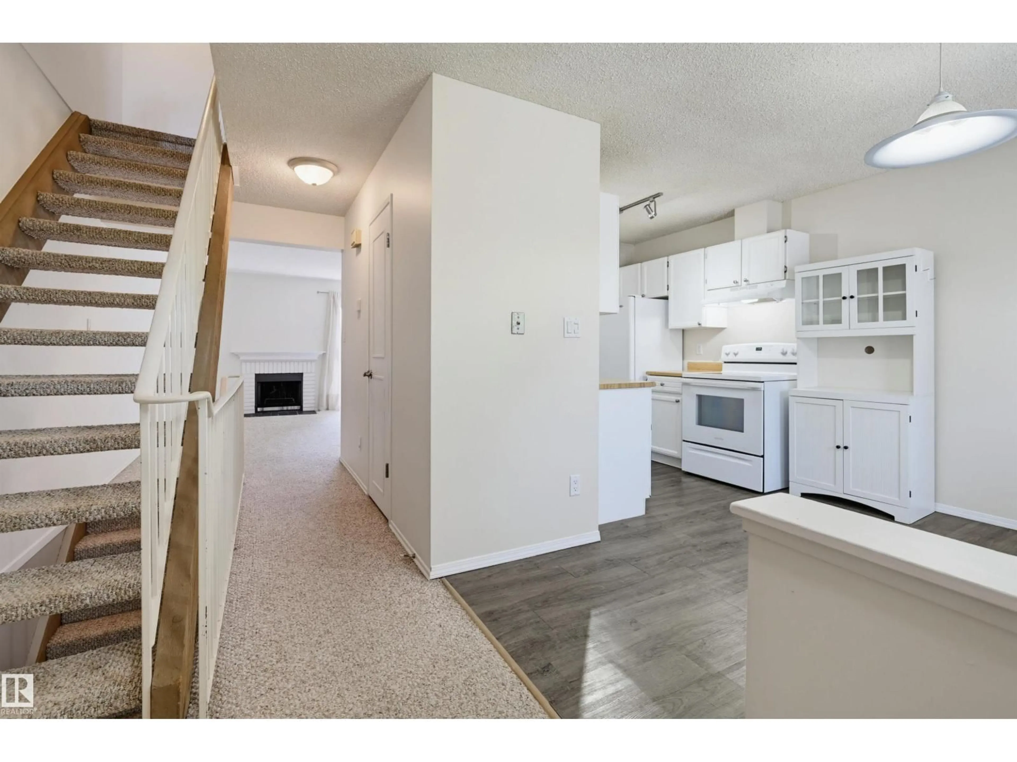 Open concept kitchen, unknown for 141 TUDOR LN, Edmonton Alberta T6J3T5