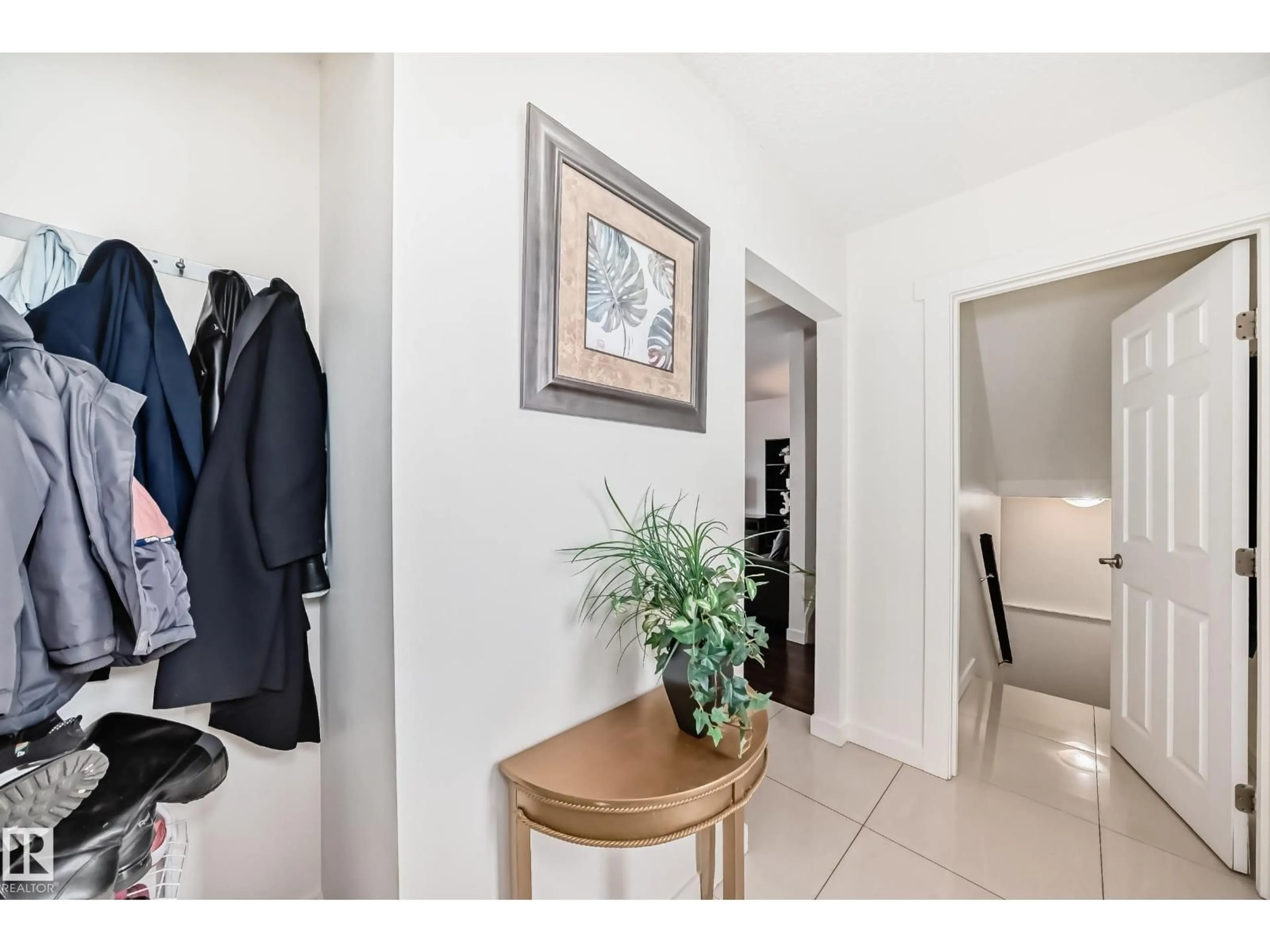 Indoor entryway for 75 AMBERLY CO, Edmonton Alberta T5A2N9