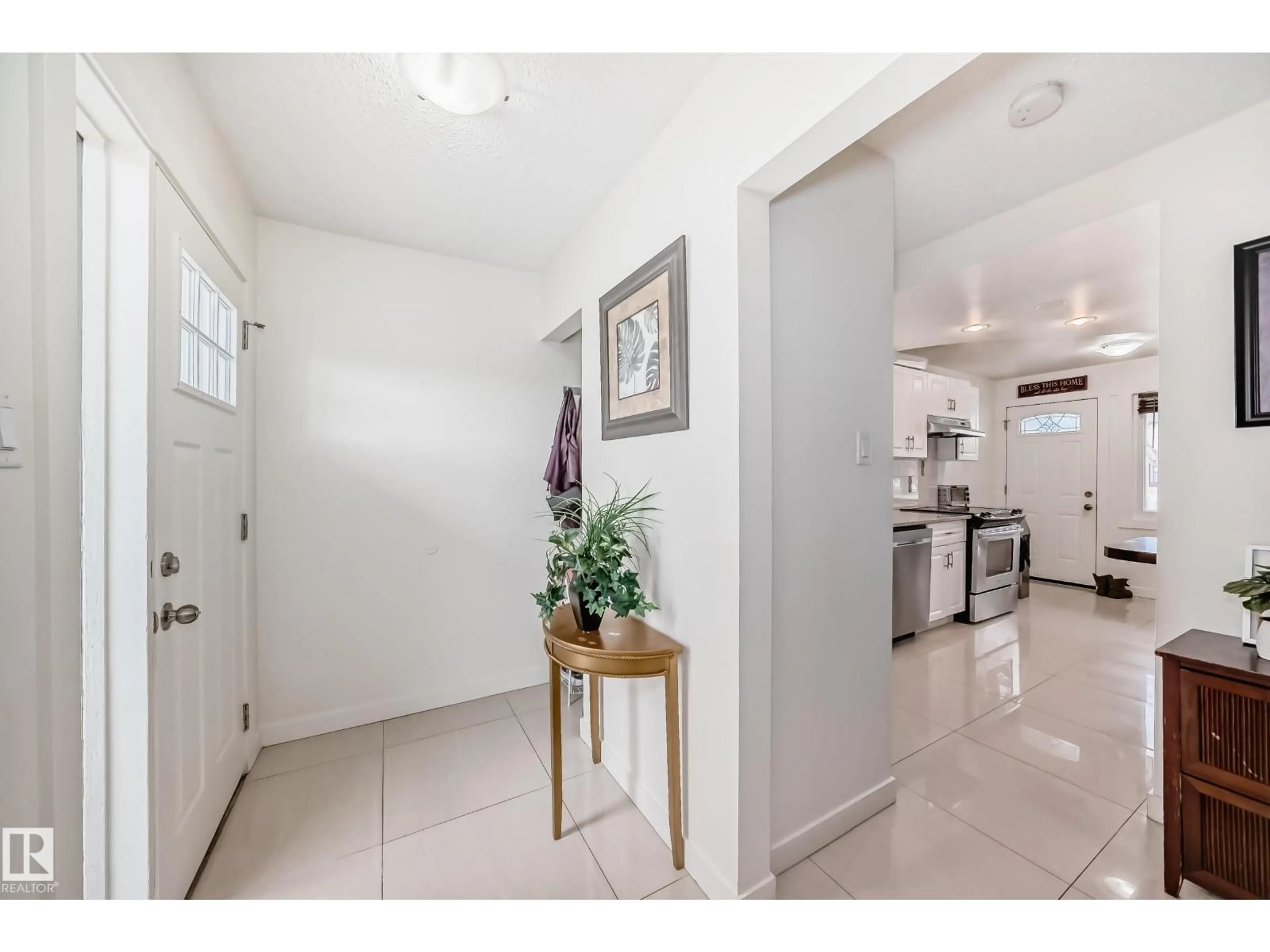 Indoor entryway for 75 AMBERLY CO, Edmonton Alberta T5A2N9