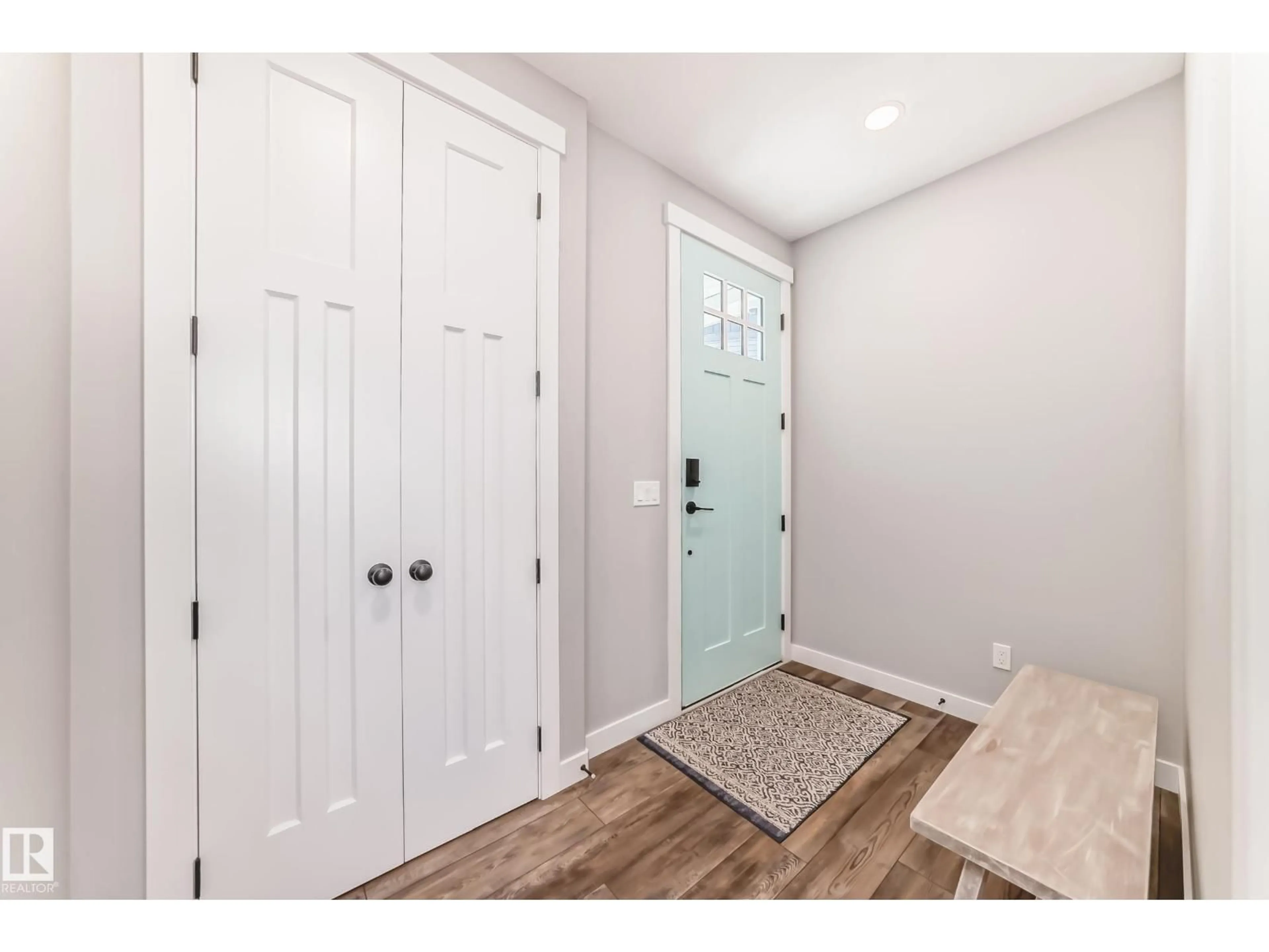 Indoor entryway for 22380 93 AV, Edmonton Alberta T5T7L9