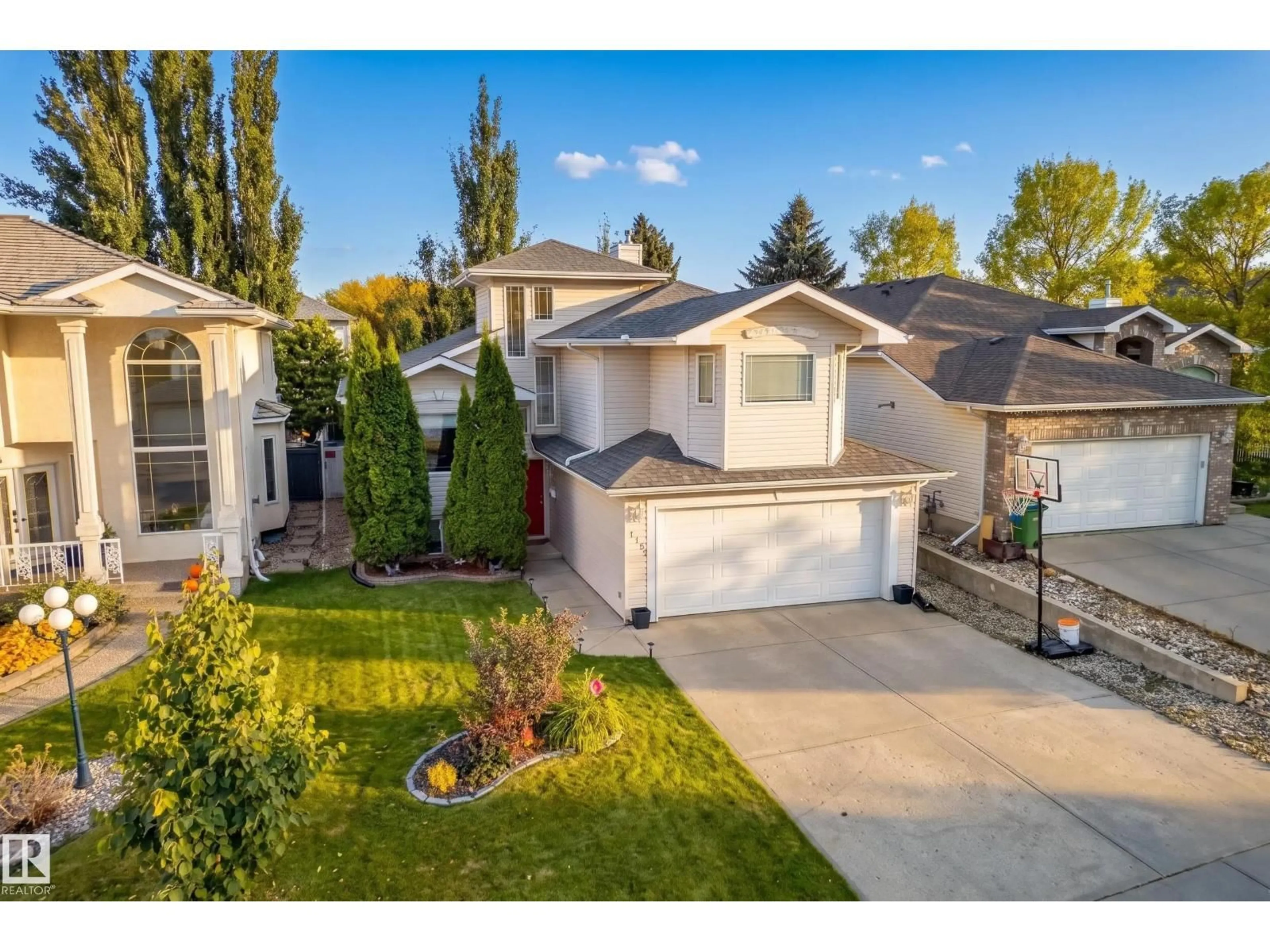 A pic from outside/outdoor area/front of a property/back of a property/a pic from drone, street for 1005 ORMSBY CR, Edmonton Alberta T5T6G8