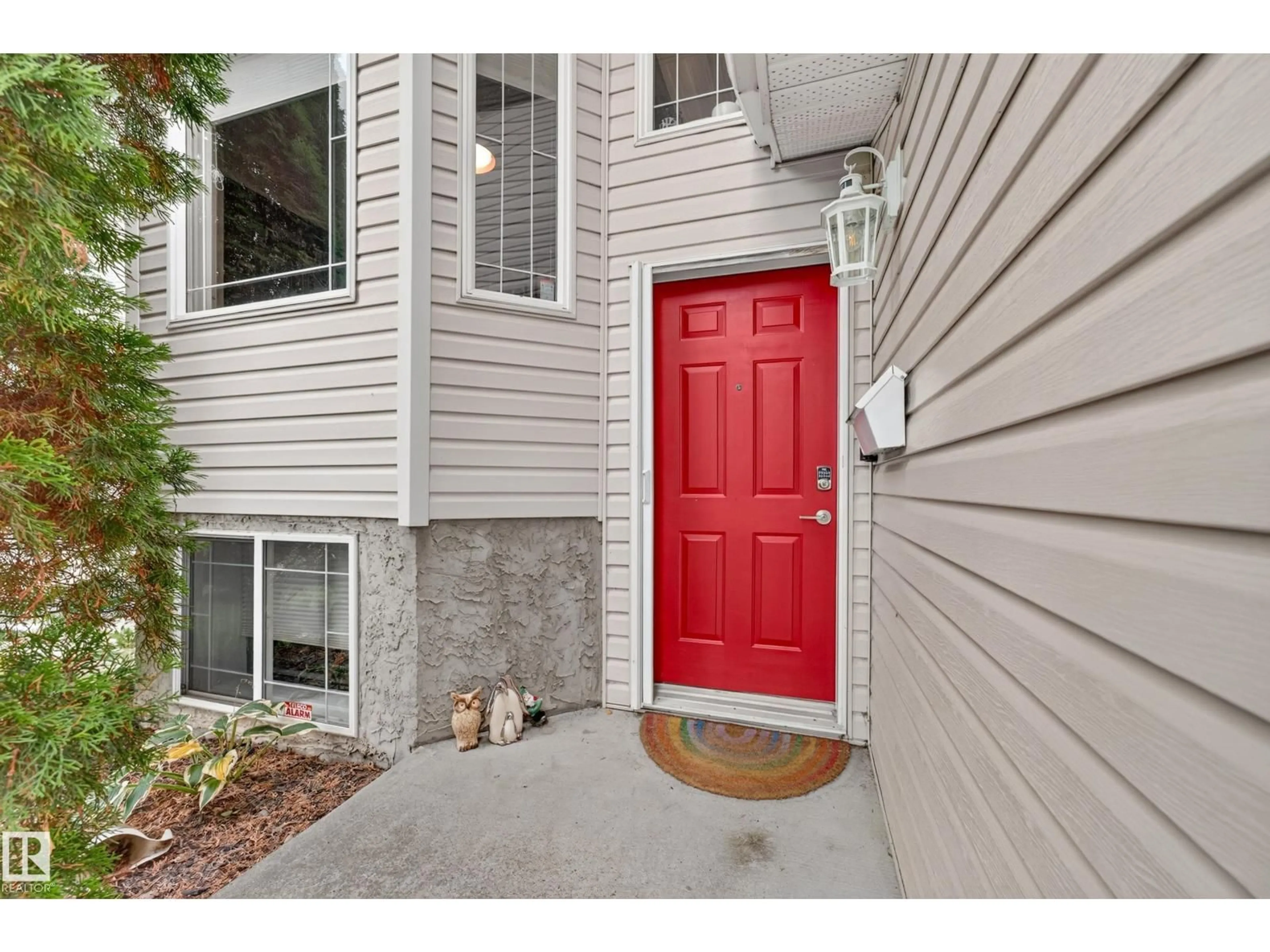 Indoor entryway for 1005 ORMSBY CR, Edmonton Alberta T5T6G8