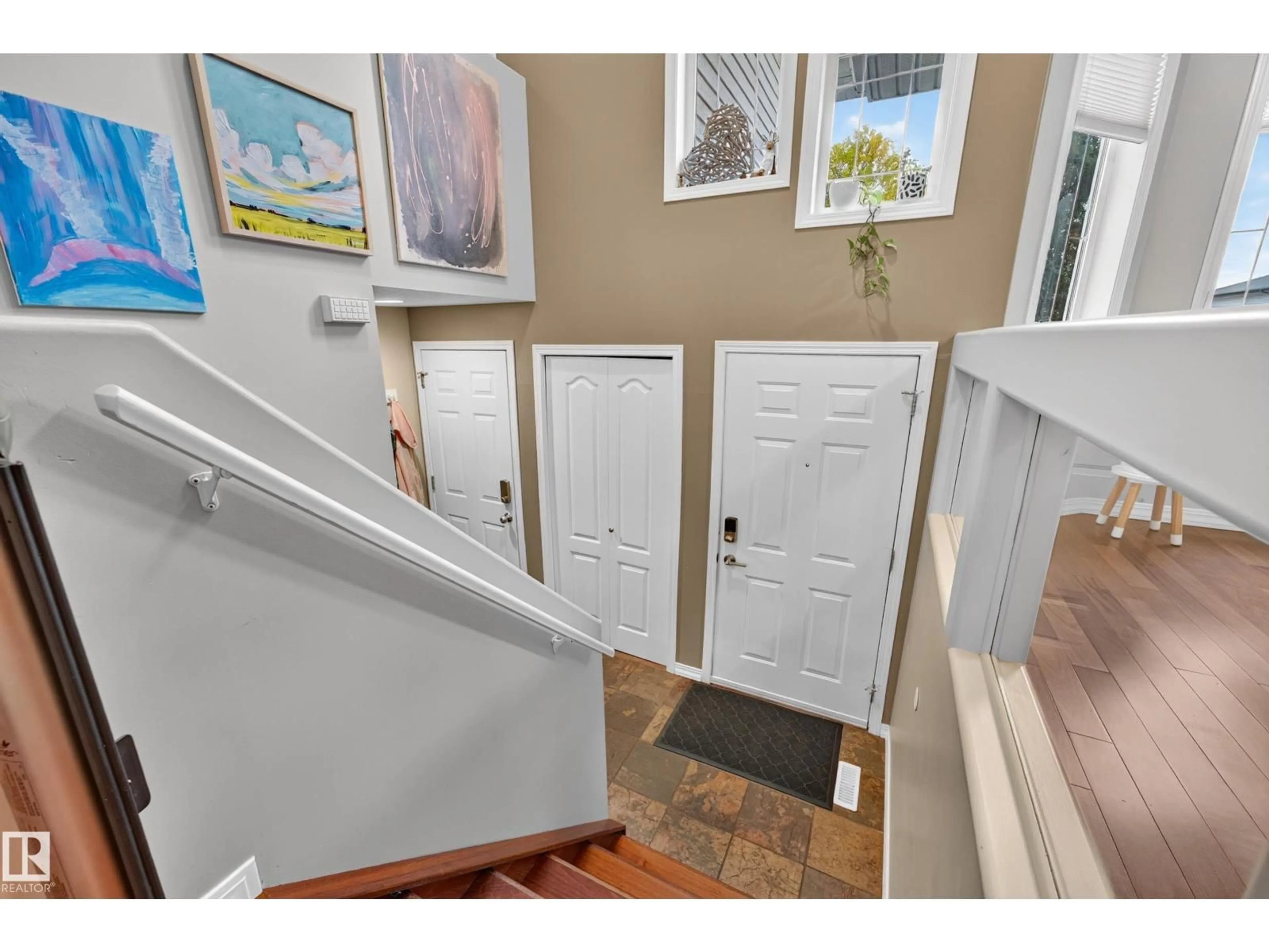 Indoor entryway for 1005 ORMSBY CR, Edmonton Alberta T5T6G8