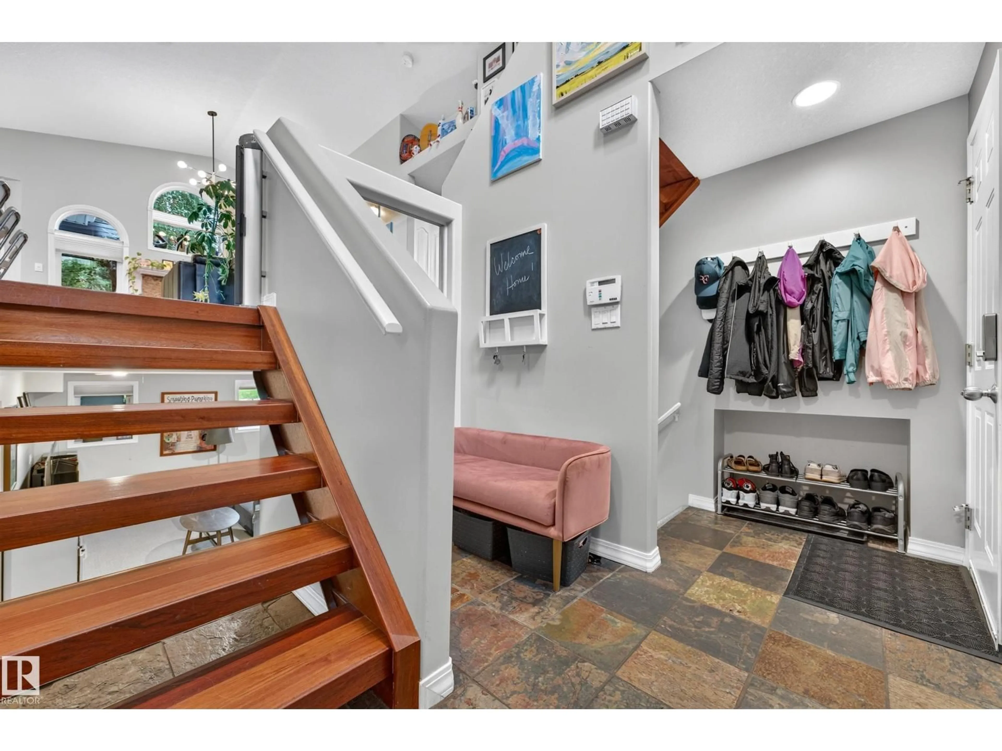 Indoor entryway for 1005 ORMSBY CR, Edmonton Alberta T5T6G8