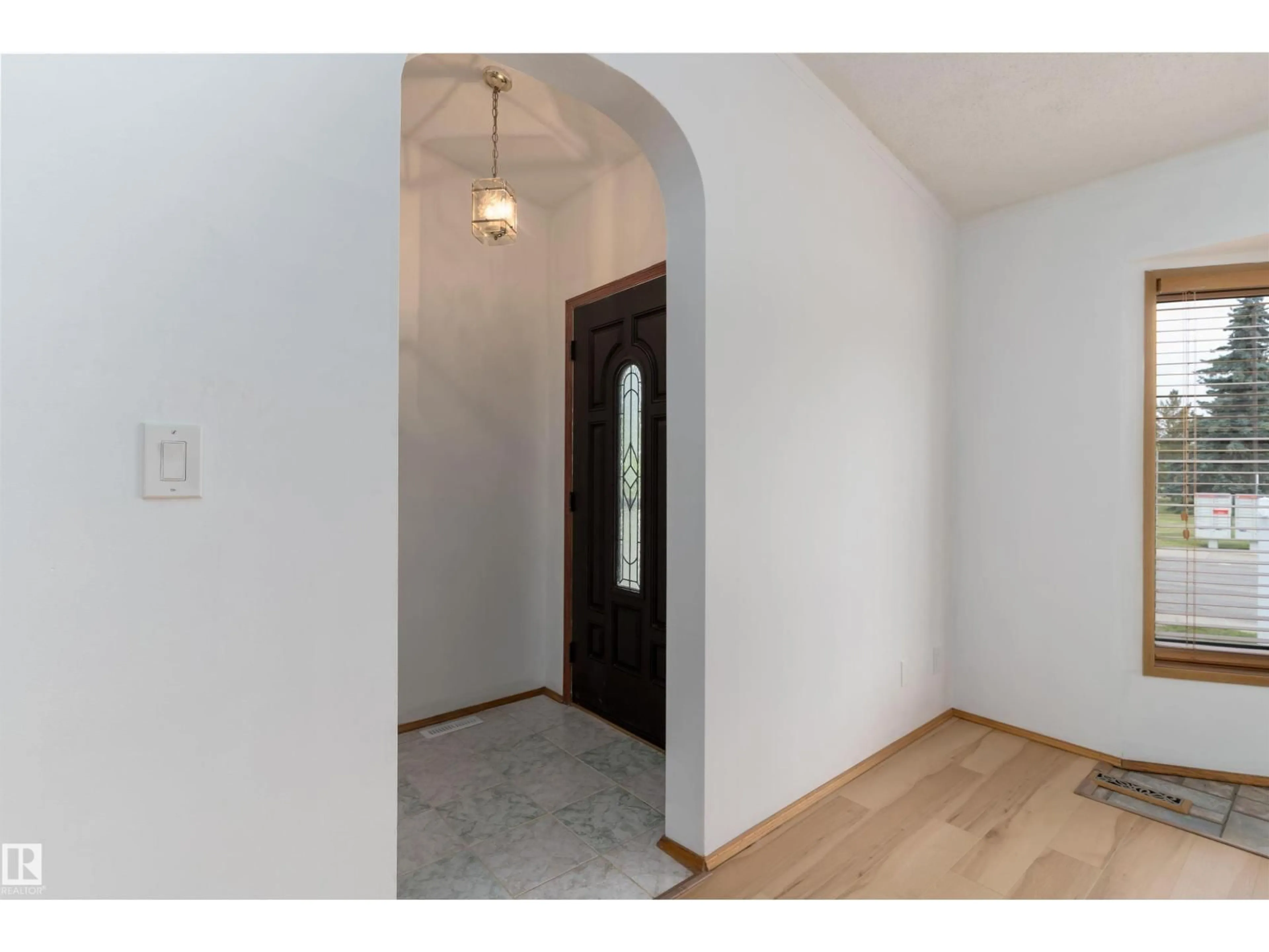 Indoor entryway for 18739 72 AV, Edmonton Alberta T5T5E7