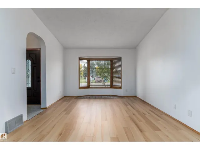 18739 72 AV, Edmonton 5