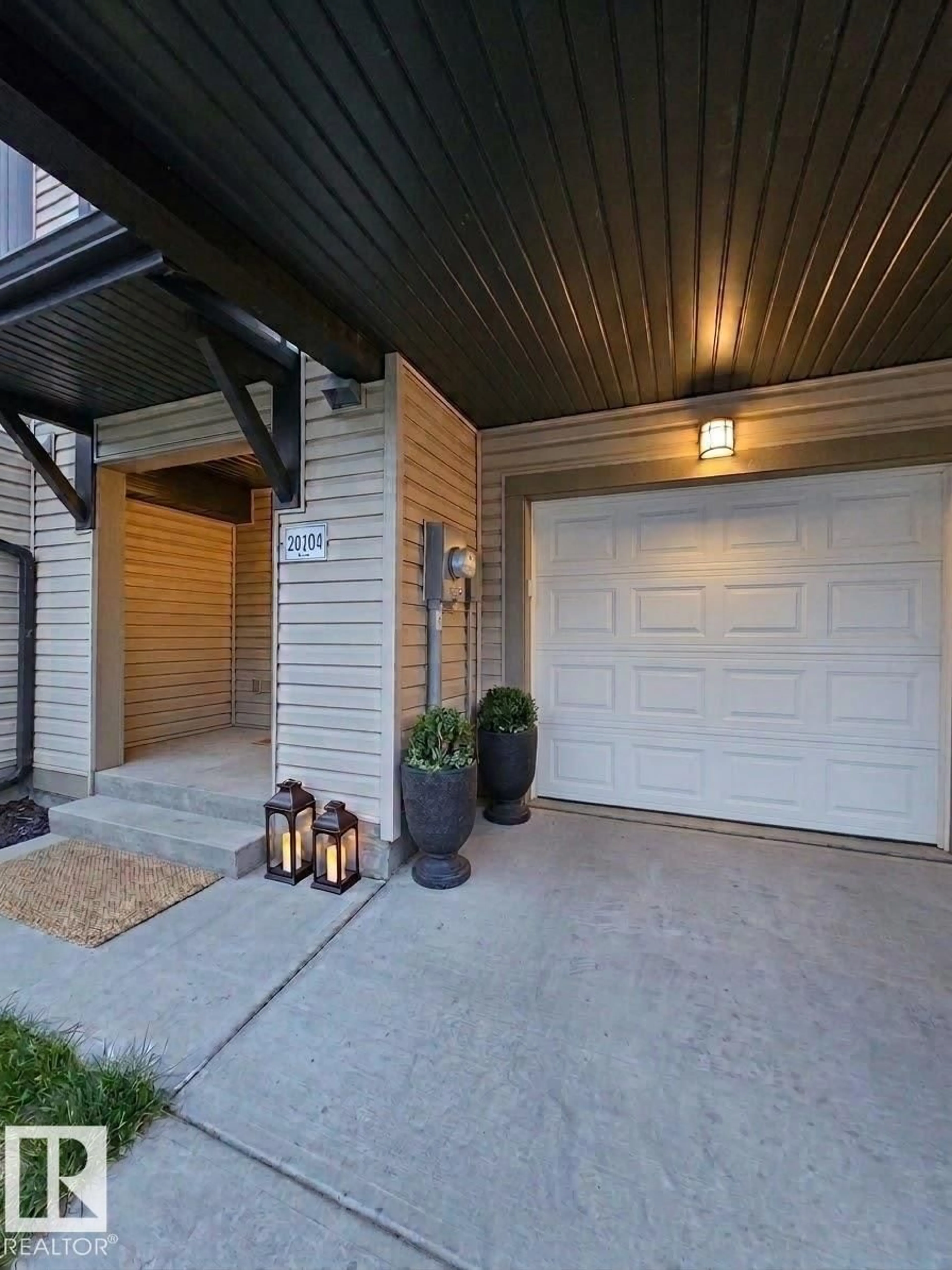 Indoor entryway for NW - 20104 19 AV, Edmonton Alberta T6M0X9