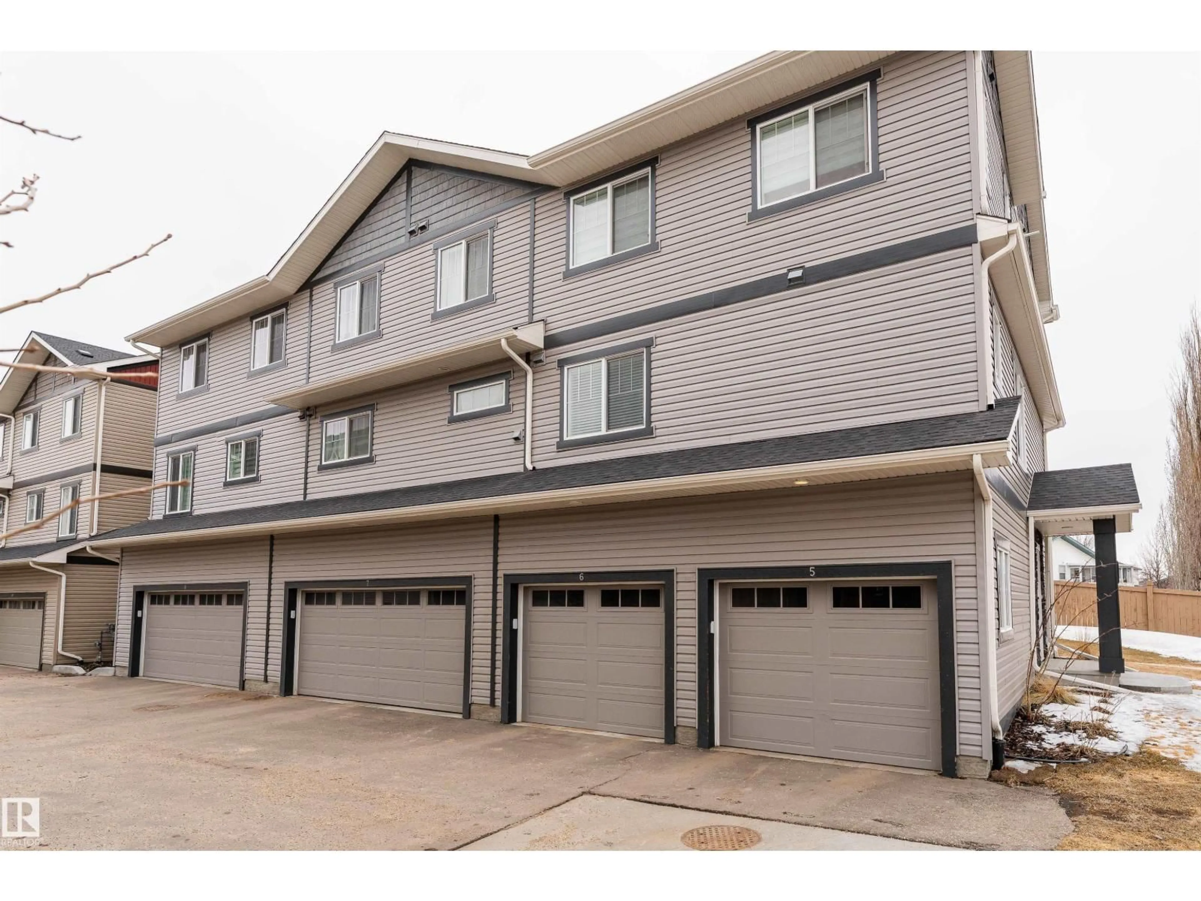 Indoor garage for 6 - 12815 CUMBER NW, Edmonton Alberta T6V0M2