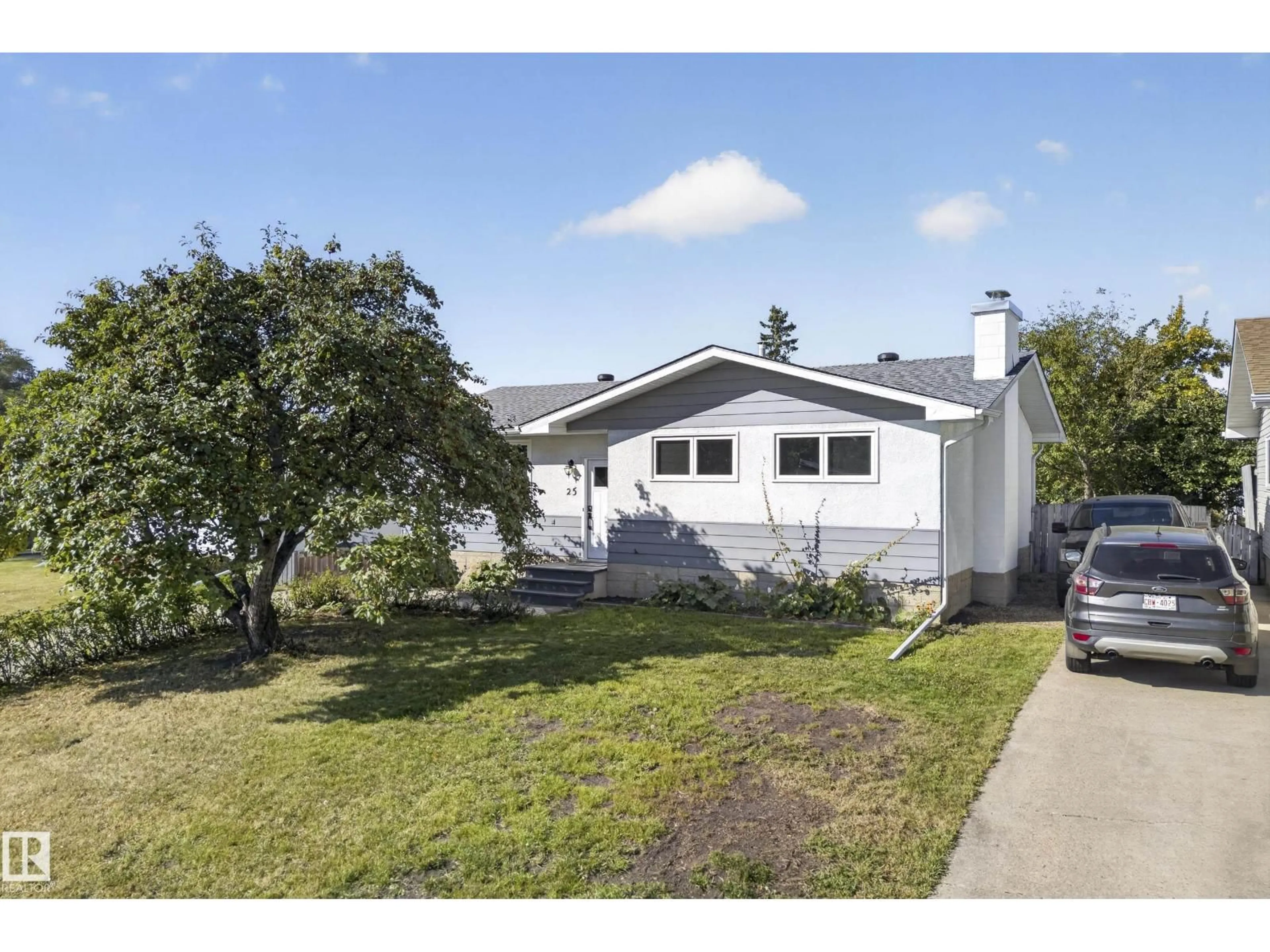 Home with vinyl exterior material, street for 25 MILBURN CR, Sherwood Park Alberta T8A0T9